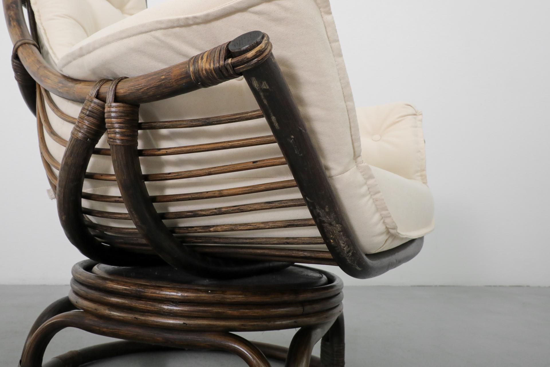 Fauteuil pivotant en bambou foncé avec coussin en toile naturelle en vente 13
