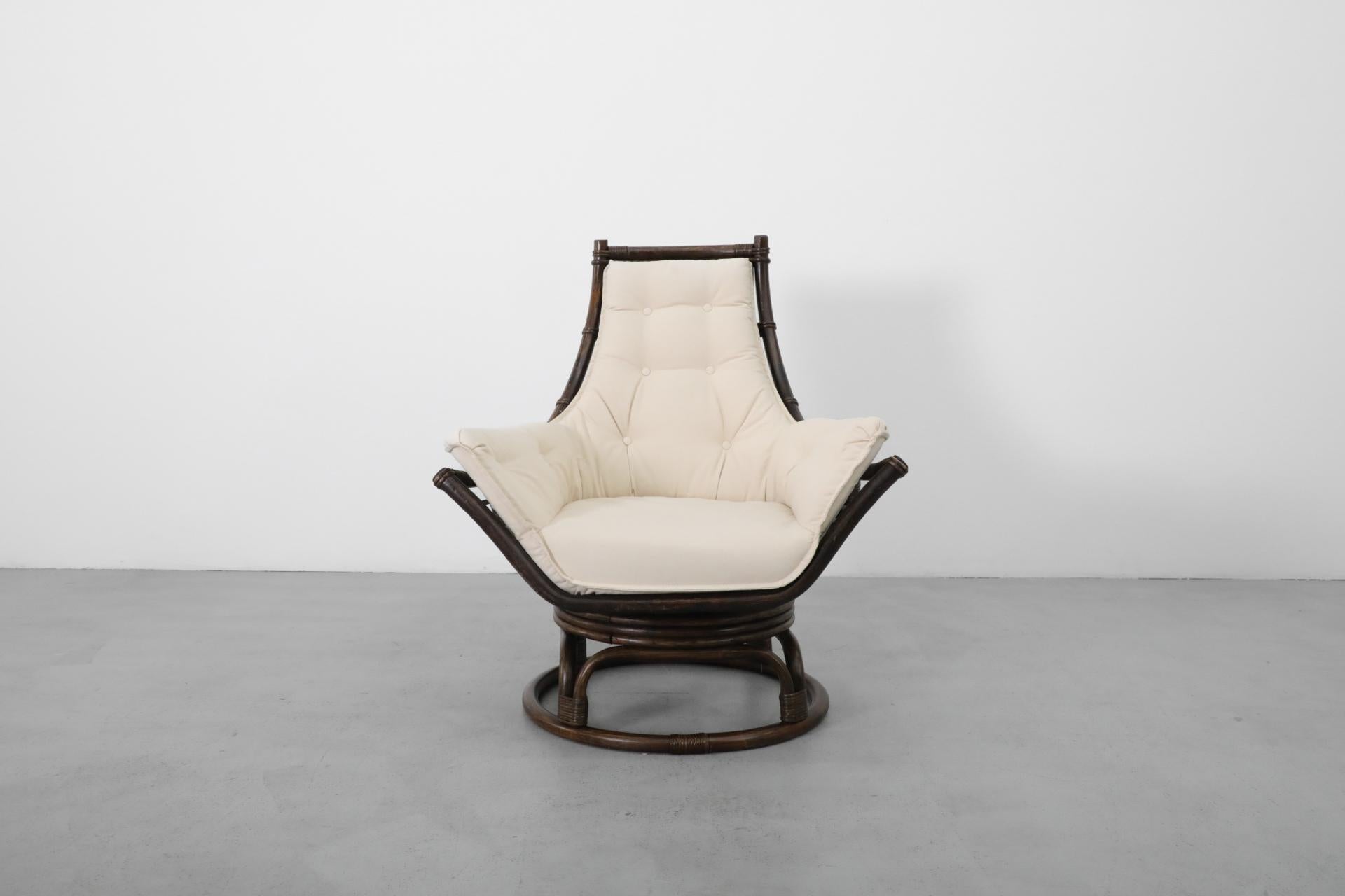 Mid-Century Modern Fauteuil pivotant en bambou foncé avec coussin en toile naturelle en vente
