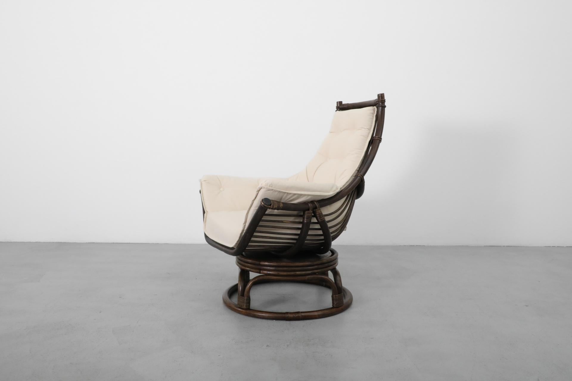 Néerlandais Fauteuil pivotant en bambou foncé avec coussin en toile naturelle en vente