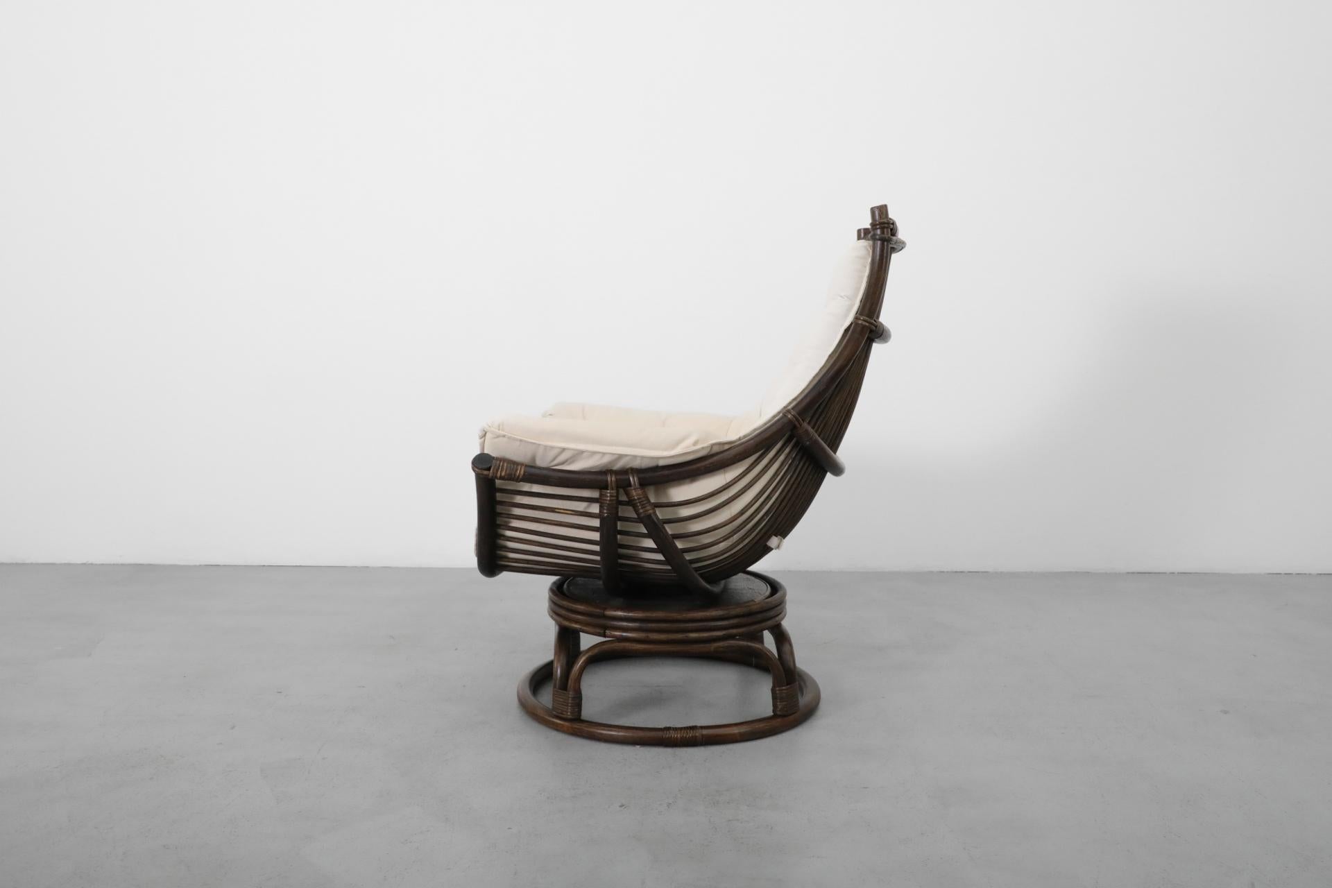 Fauteuil pivotant en bambou foncé avec coussin en toile naturelle Bon état - En vente à Los Angeles, CA