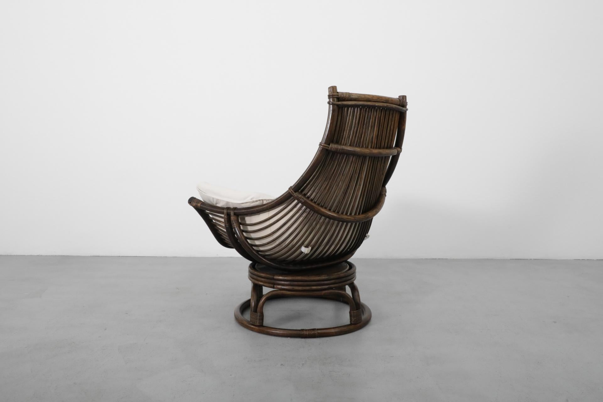 20ième siècle Fauteuil pivotant en bambou foncé avec coussin en toile naturelle en vente