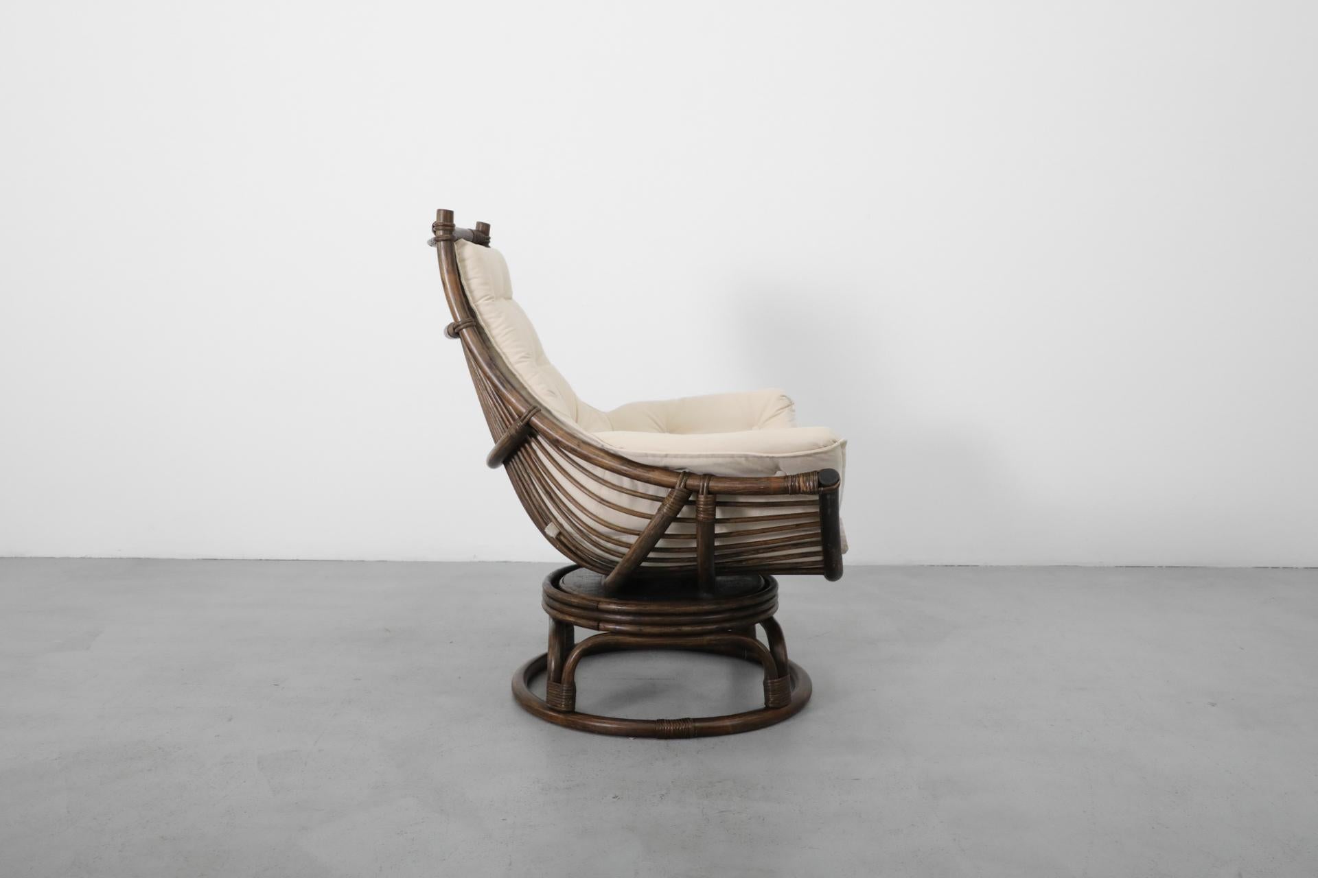 Fauteuil pivotant en bambou foncé avec coussin en toile naturelle en vente 2