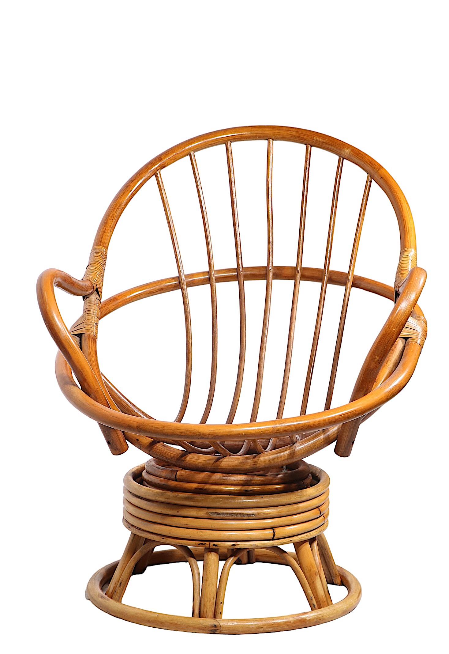 Chaise de salon moderne en bambou, pivotante et inclinable, sur socle. La chaise est en très bon état, d'origine, propre, sans coussin.
 Total H 37 x Accoudoir H 27.5 x Siège H 17 x L 30.5 x P 32.5 pouces