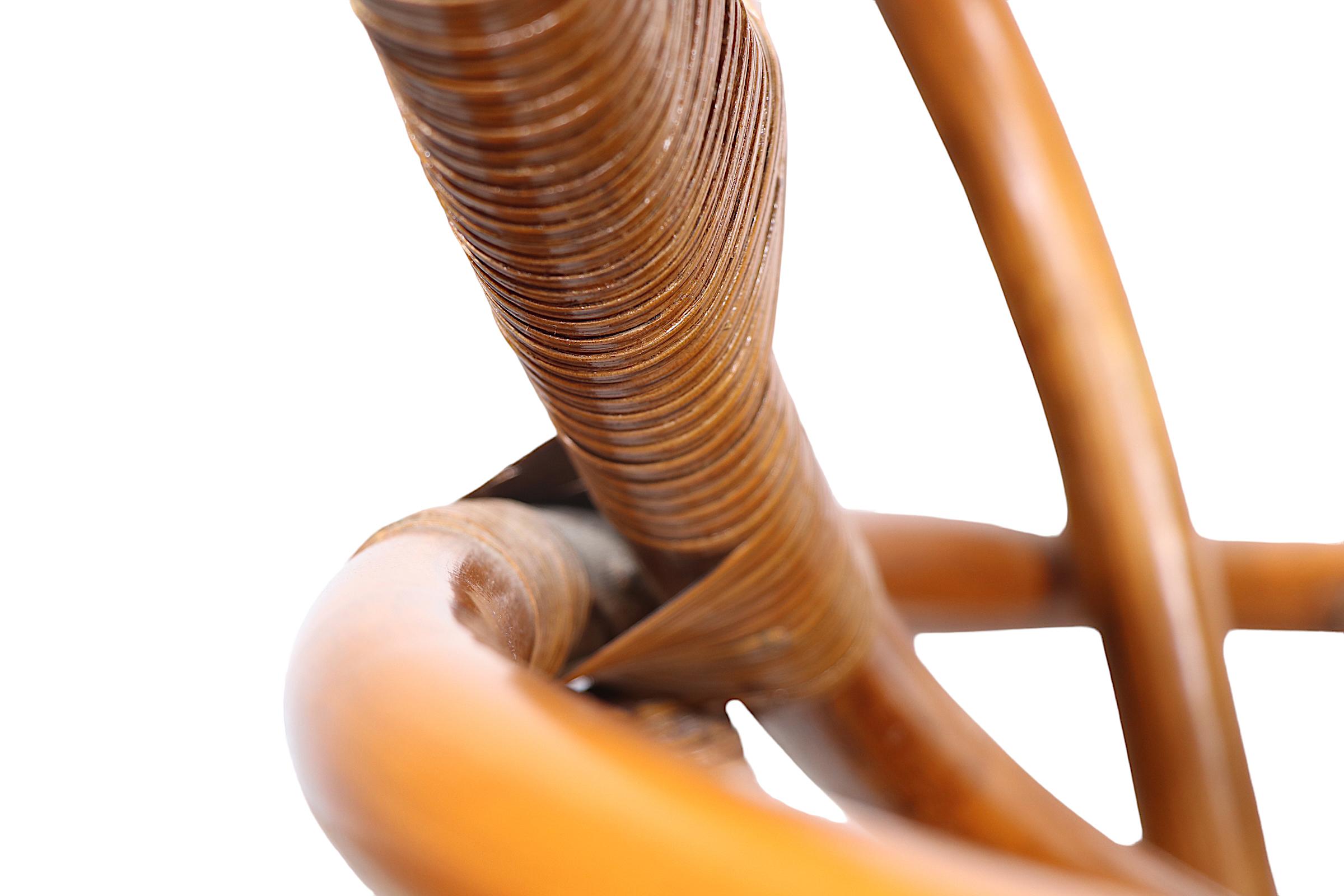Américain Chaise longue pivotante et inclinable en bambou C.I.C., années 1970 en vente