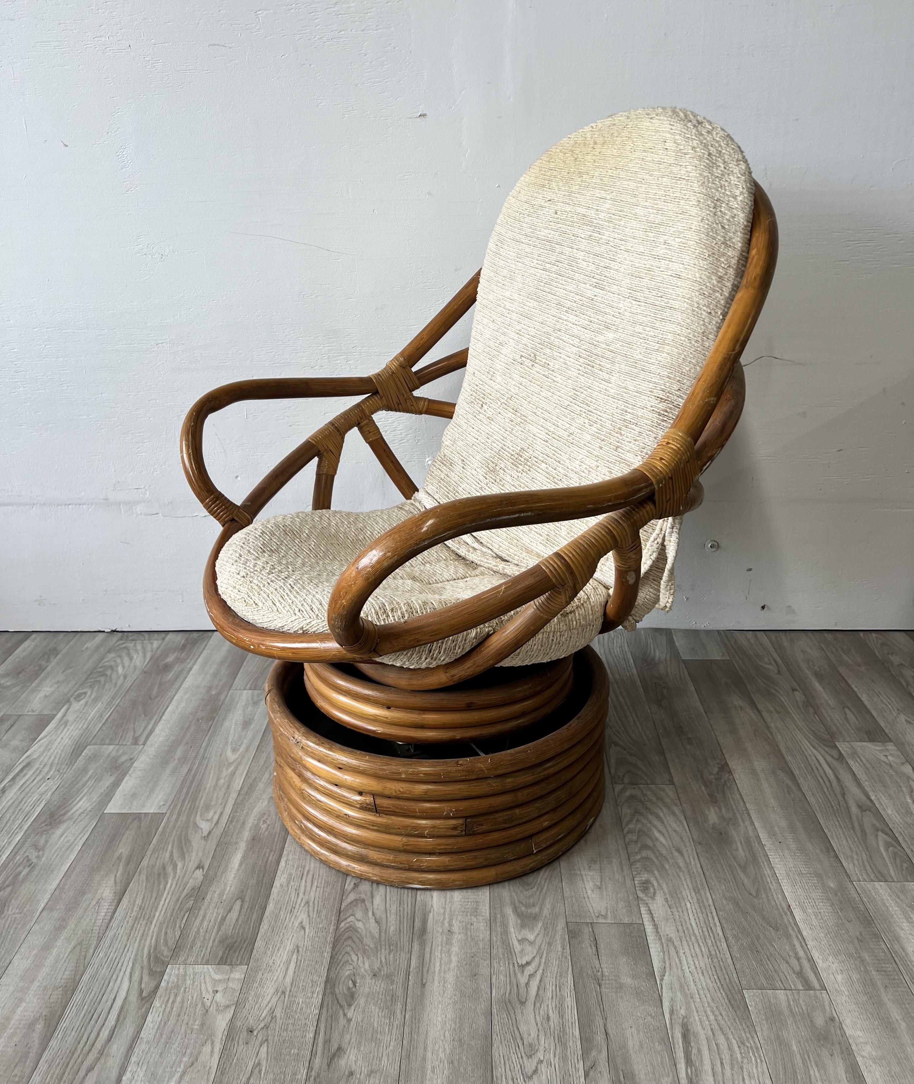 Bamboo Swivel Tilt Lounge Chair In Good Condition For Sale In Red Lion, PA