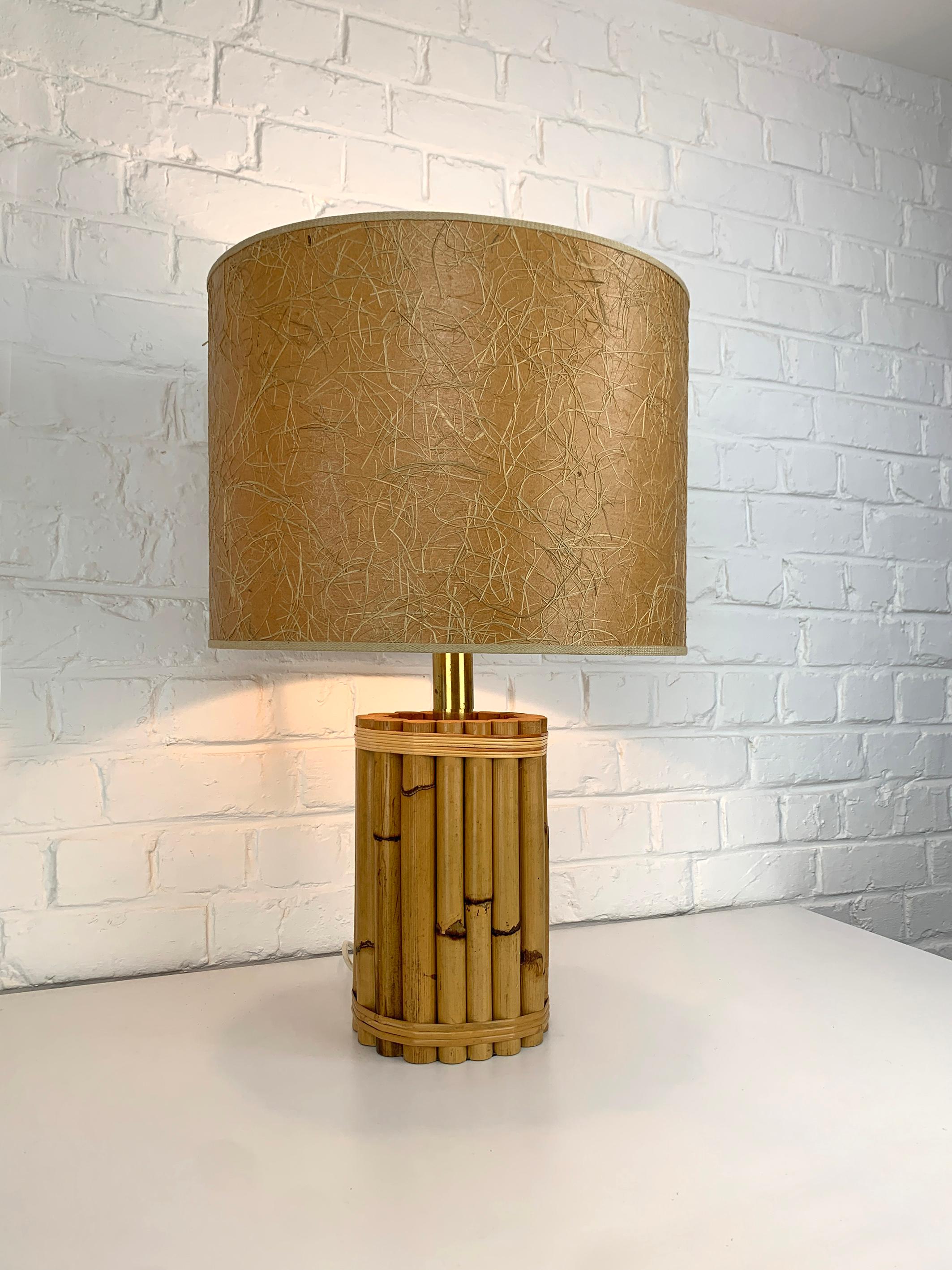 Gran lámpara de mesa vintage de bambú de los años 70. Fabricado por Leola en Italia. Firmado. La lámpara viene con su pantalla original. 

Funciona con 110v y 220v.
El enchufe europeo puede sustituirse gratuitamente por un enchufe estadounidense.