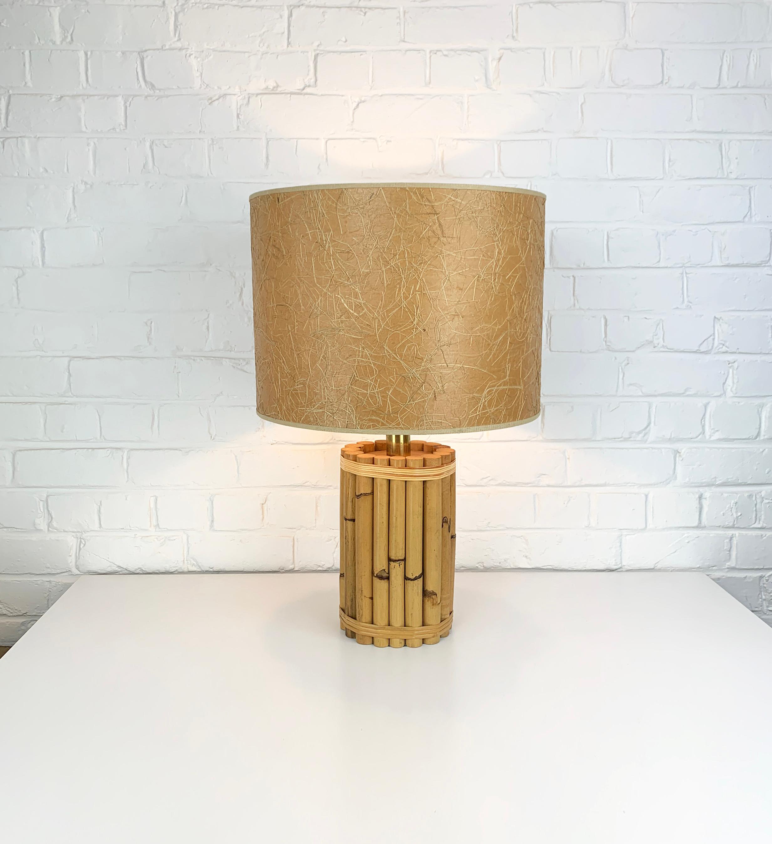 Mesa de bambú Lámpara Hollywood Regency de Leola, Italia Años 70 Tiki Regencia de Hollywood en venta
