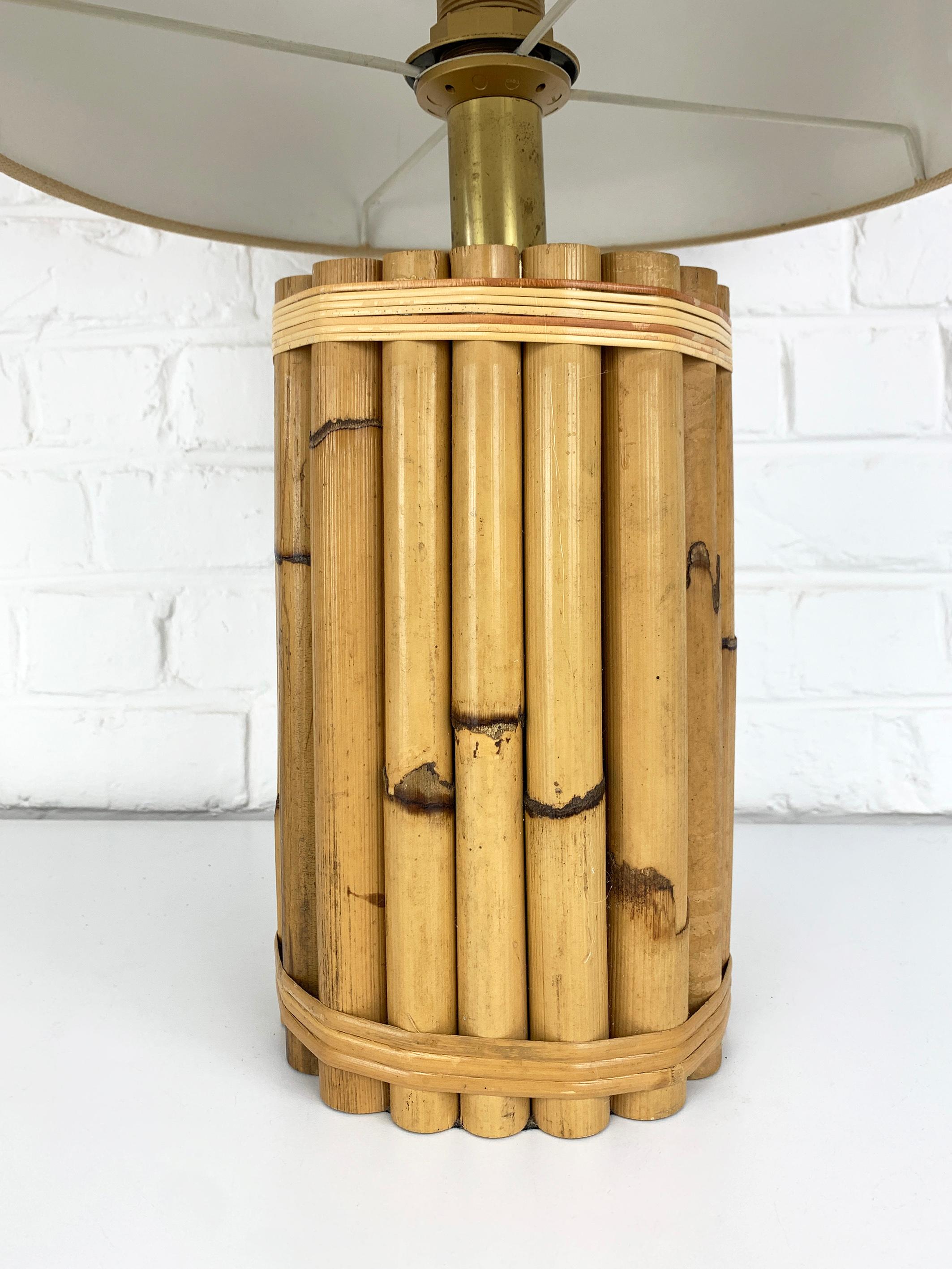 Mesa de bambú Lámpara Hollywood Regency de Leola, Italia Años 70 Tiki Italiano en venta