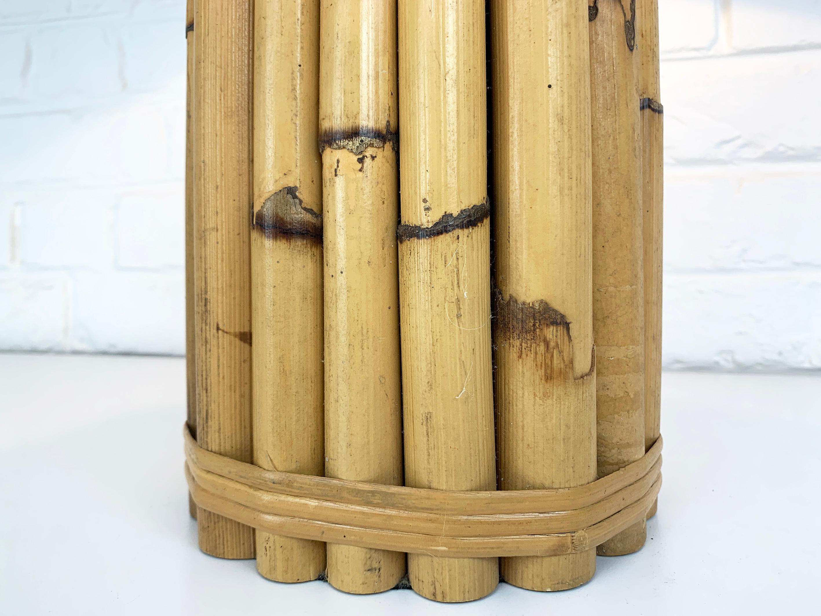 Mesa de bambú Lámpara Hollywood Regency de Leola, Italia Años 70 Tiki Hecho a mano en venta