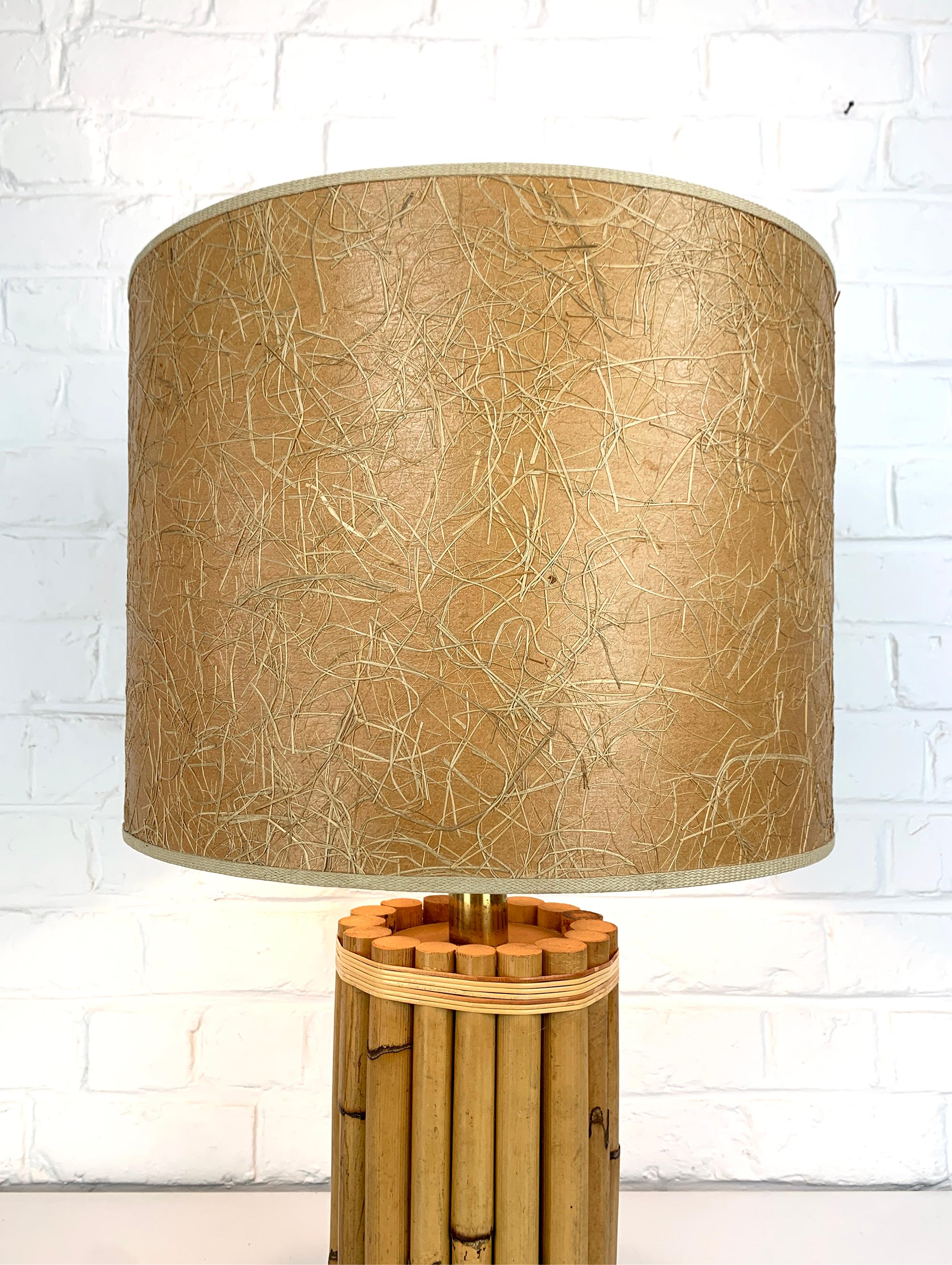 Mesa de bambú Lámpara Hollywood Regency de Leola, Italia Años 70 Tiki en Bueno estado para la venta en Vorst, BE