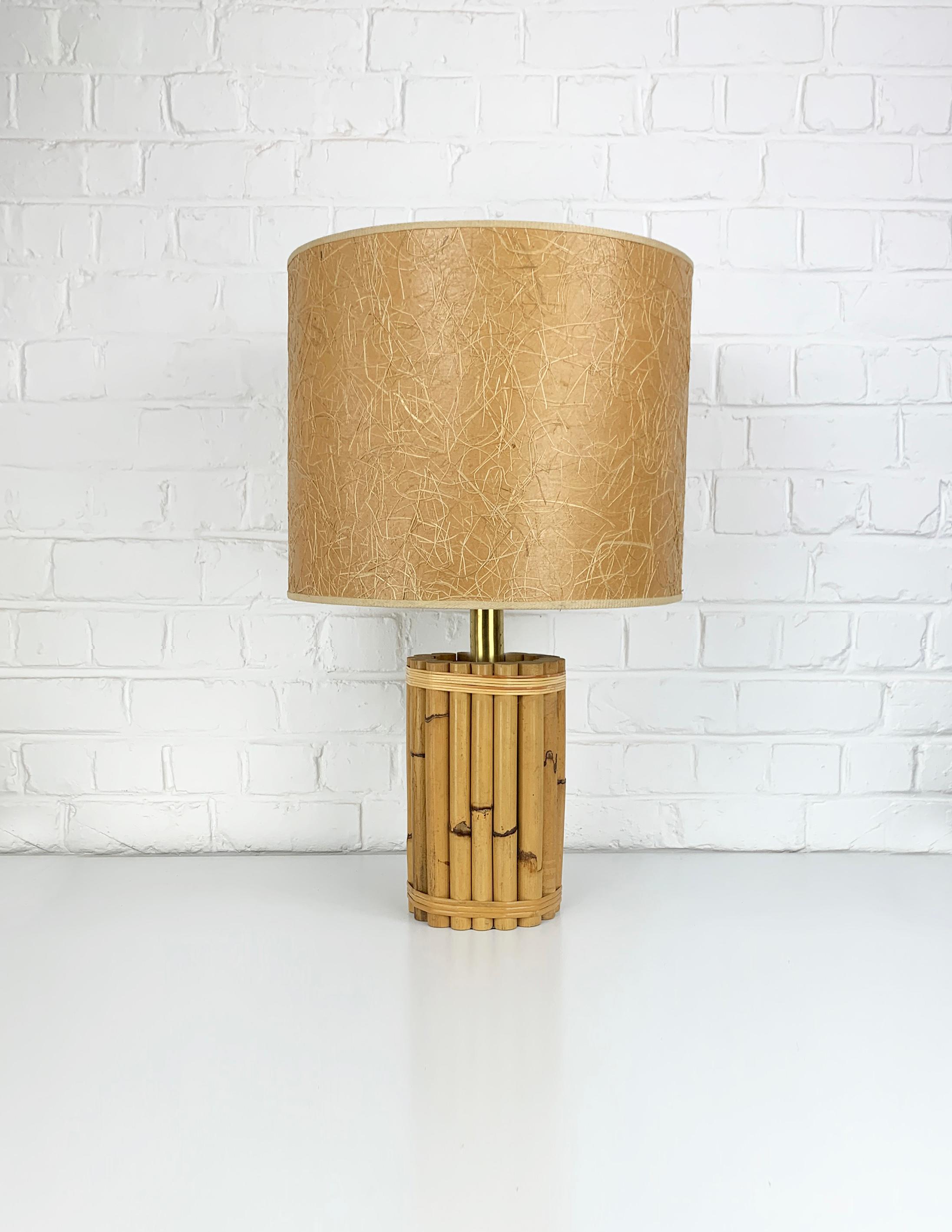 Mesa de bambú Lámpara Hollywood Regency de Leola, Italia Años 70 Tiki Ratán en venta
