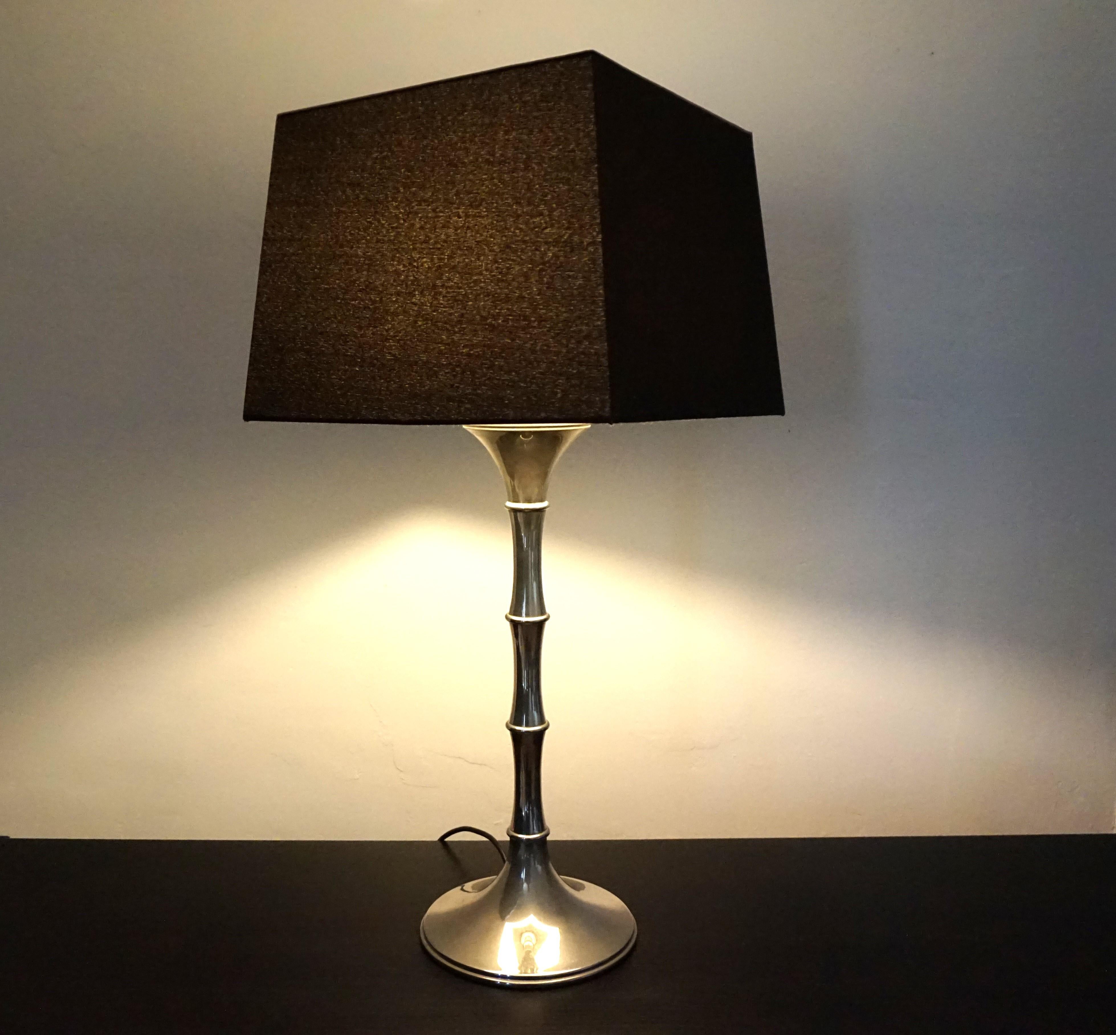 The table lamp made of chrome-plated metal is in very good condition with an attractive patina. The lamp dates from the 1960s and its design is based on a bamboo trunk. Ingo Maurer is known for his high-quality lights. The table lamp was rewired.
