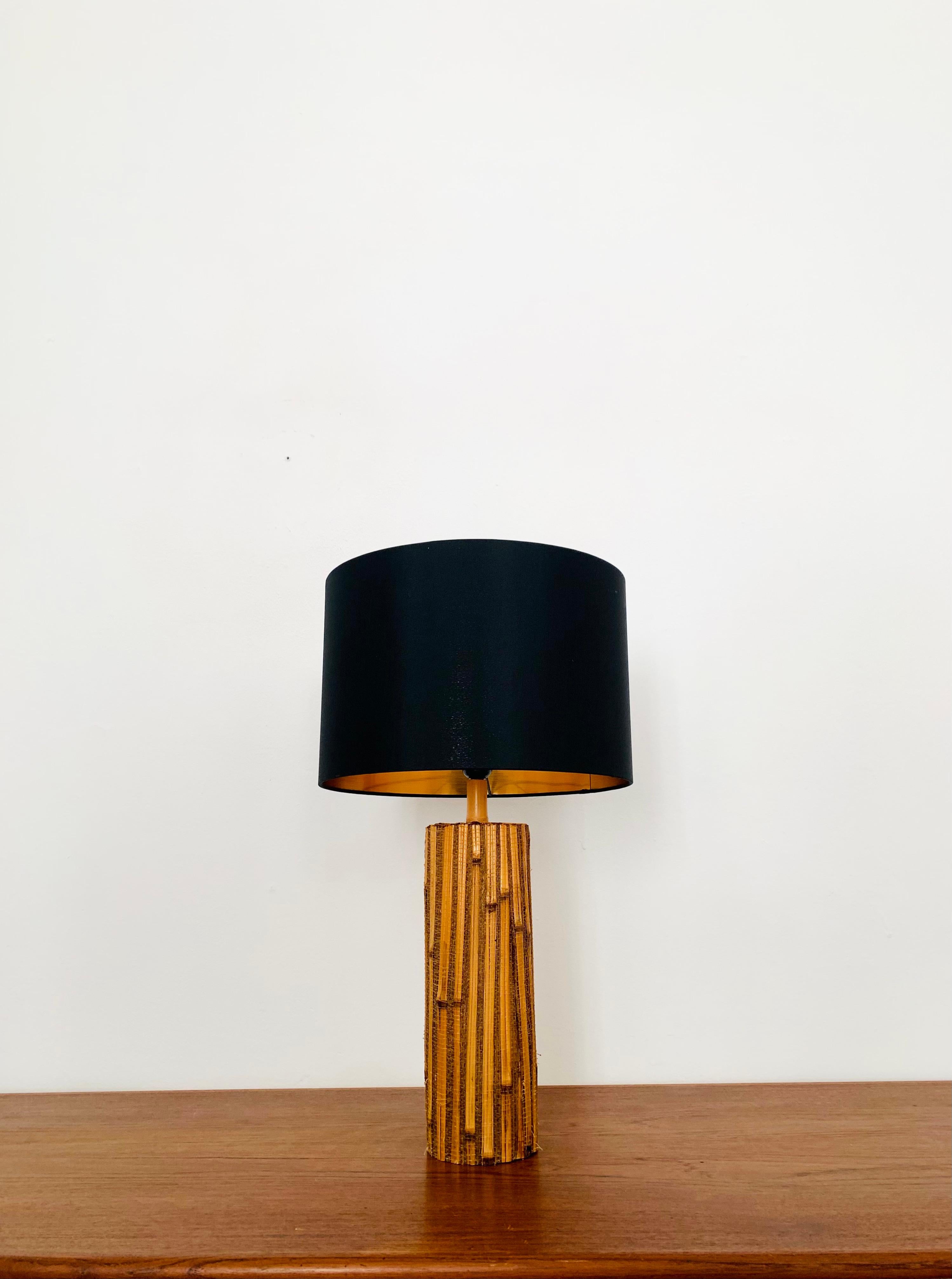 Merveilleuse lampe de table en bambou des années 1960.
Un design d'une beauté exceptionnelle et un enrichissement pour chaque foyer.
Une ambiance lumineuse chaleureuse s'installe.

Condit :

Très bon état vintage avec de légers signes