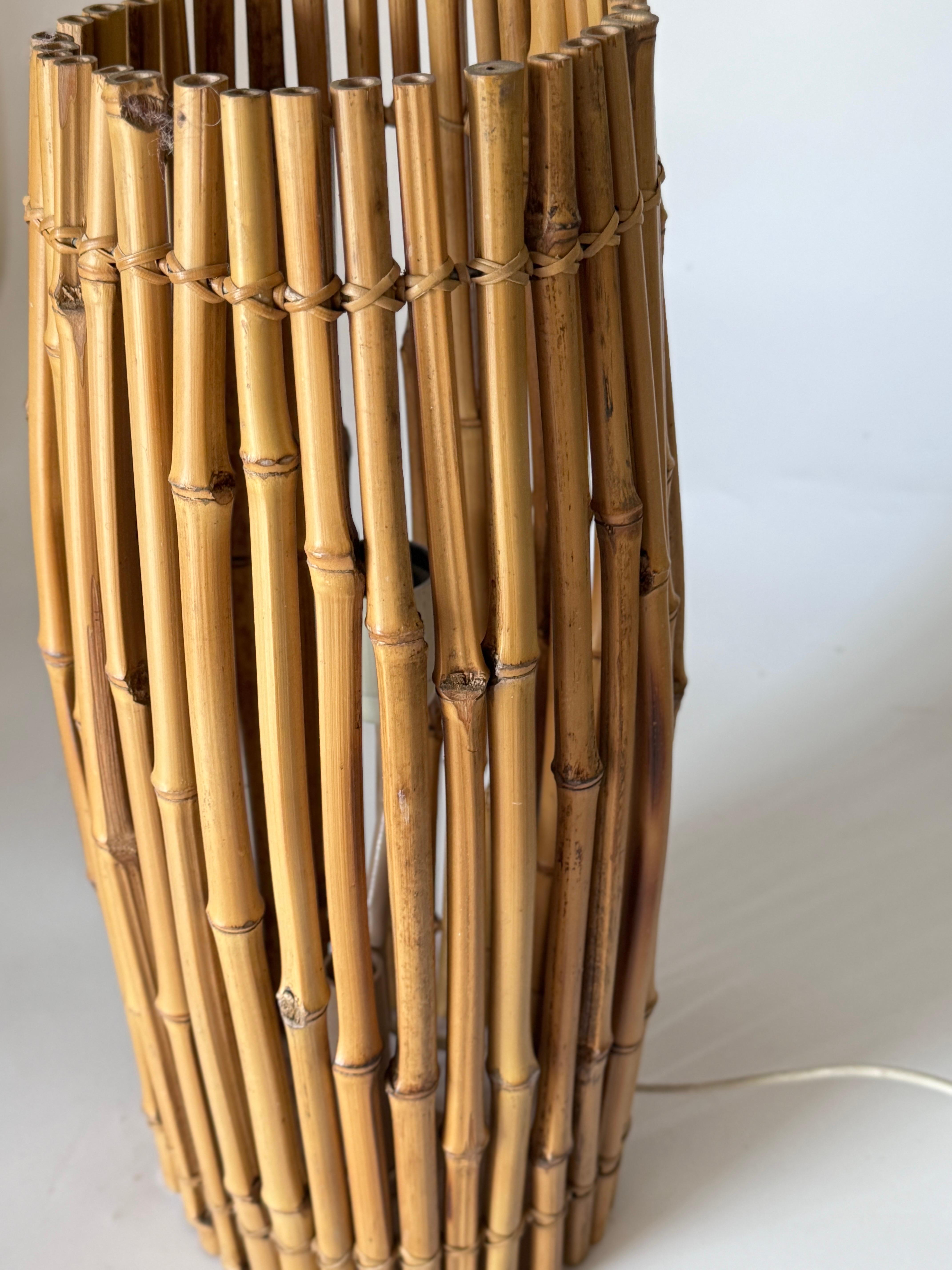 Bambus Tischlampe Ovale Form Frankreich 1970 braun Farbe (Metall) im Angebot