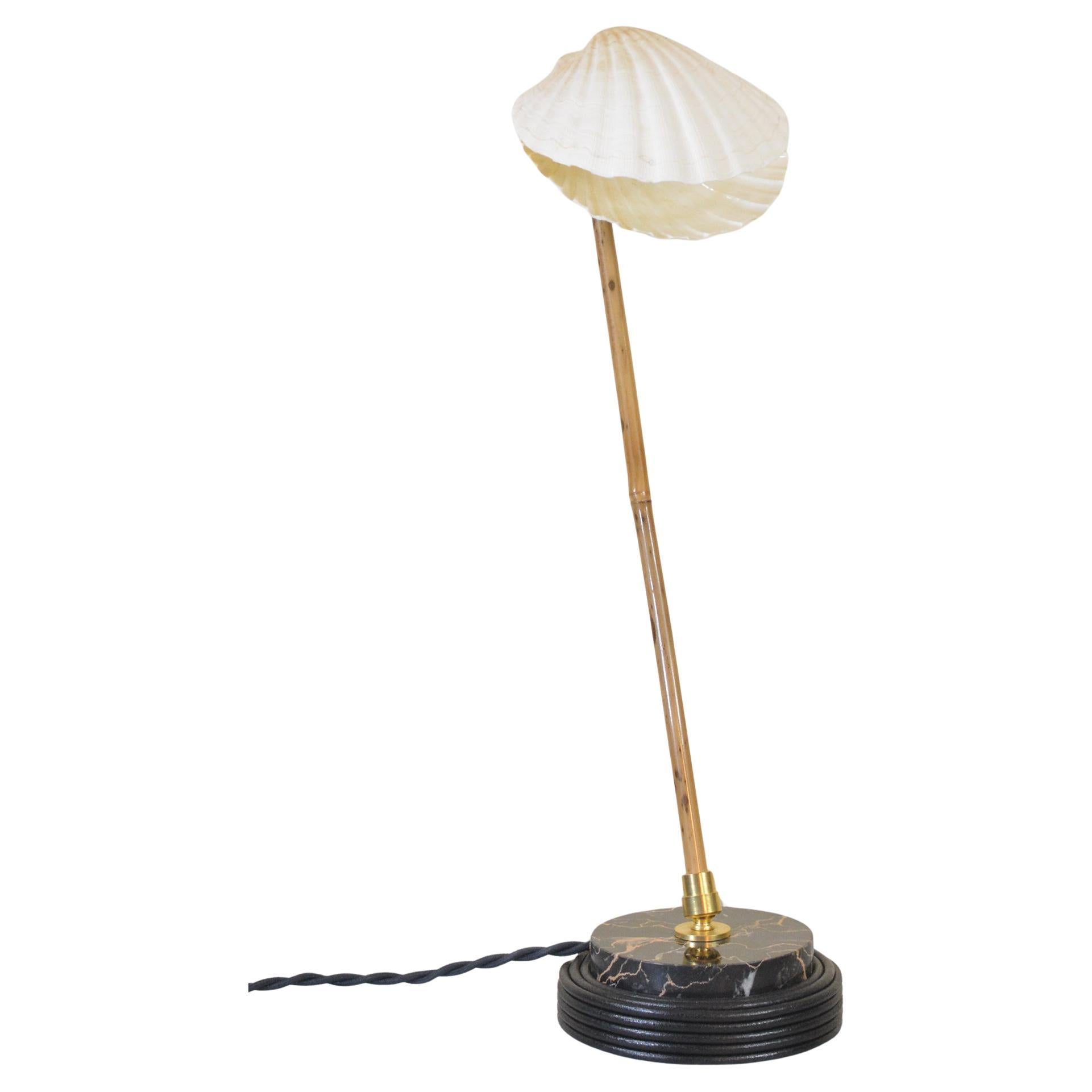 Lampe de table en bambou avec base en cuir noir et marbre et abat-jour en coquille Saint-Jacques en vente