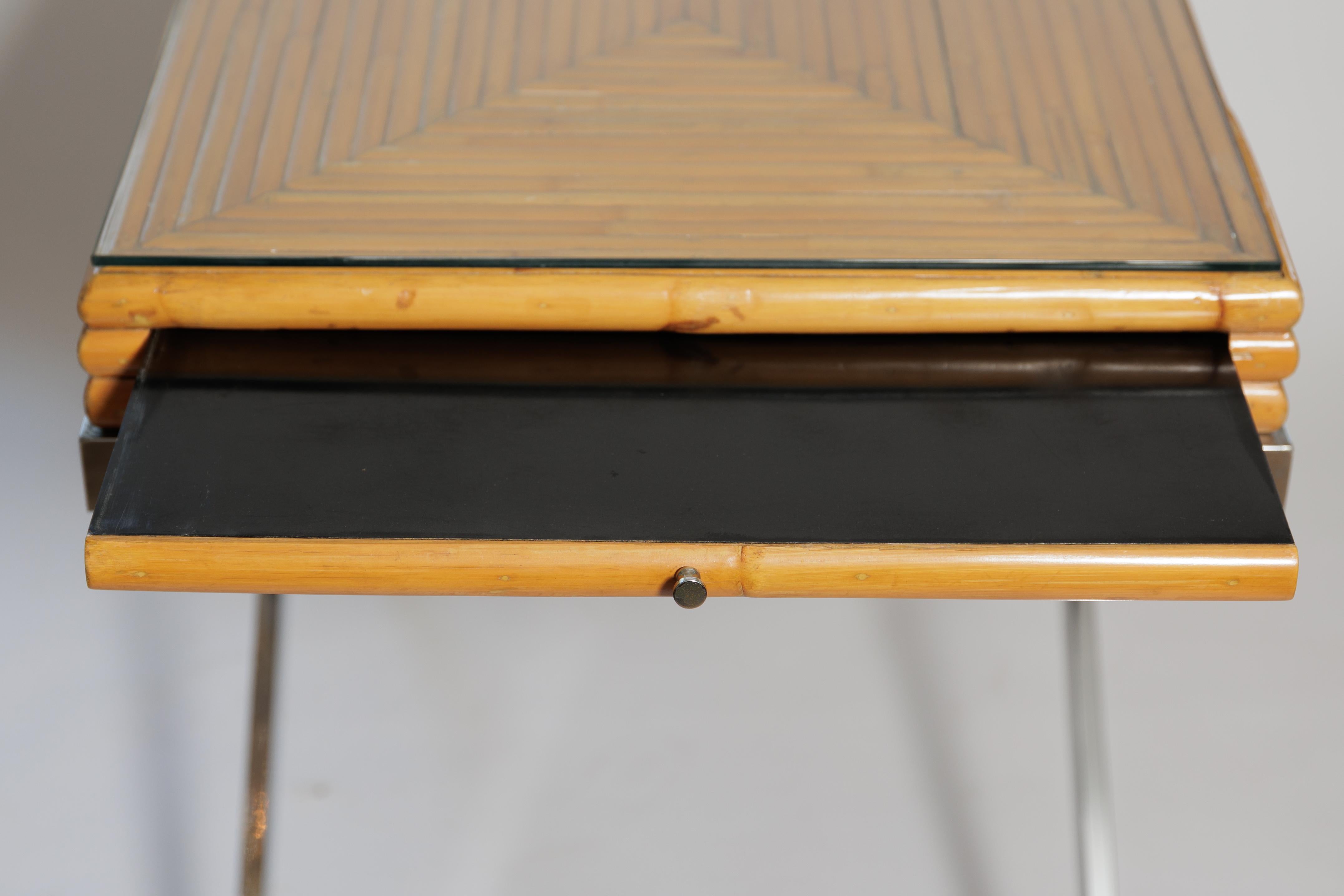 Mid-Century Modern Table en bambou avec base chromée et deux rallonges extensibles (15 po. chacune) avec plateau en verre en vente