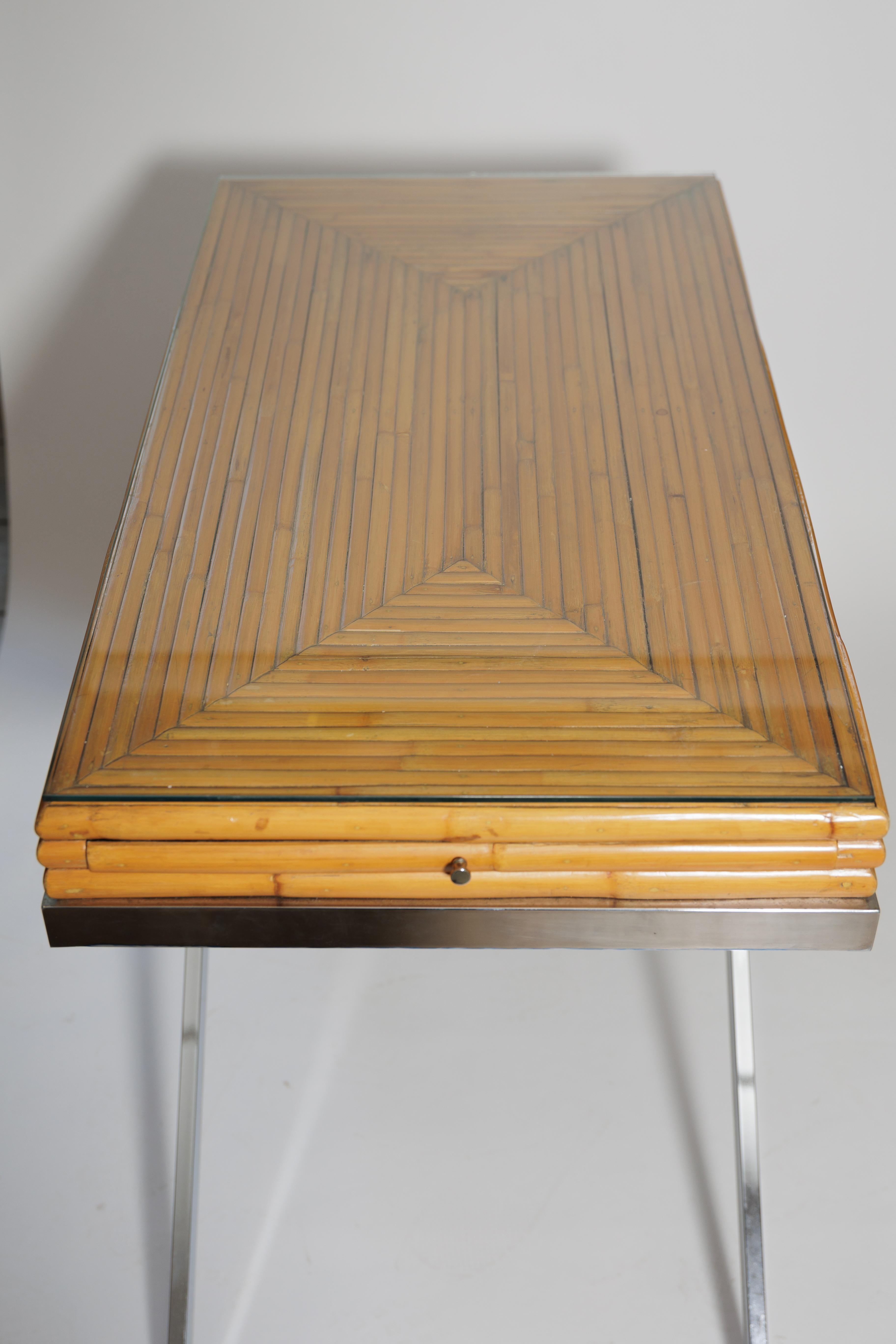 Américain Table en bambou avec base chromée et deux rallonges extensibles (15 po. chacune) avec plateau en verre en vente