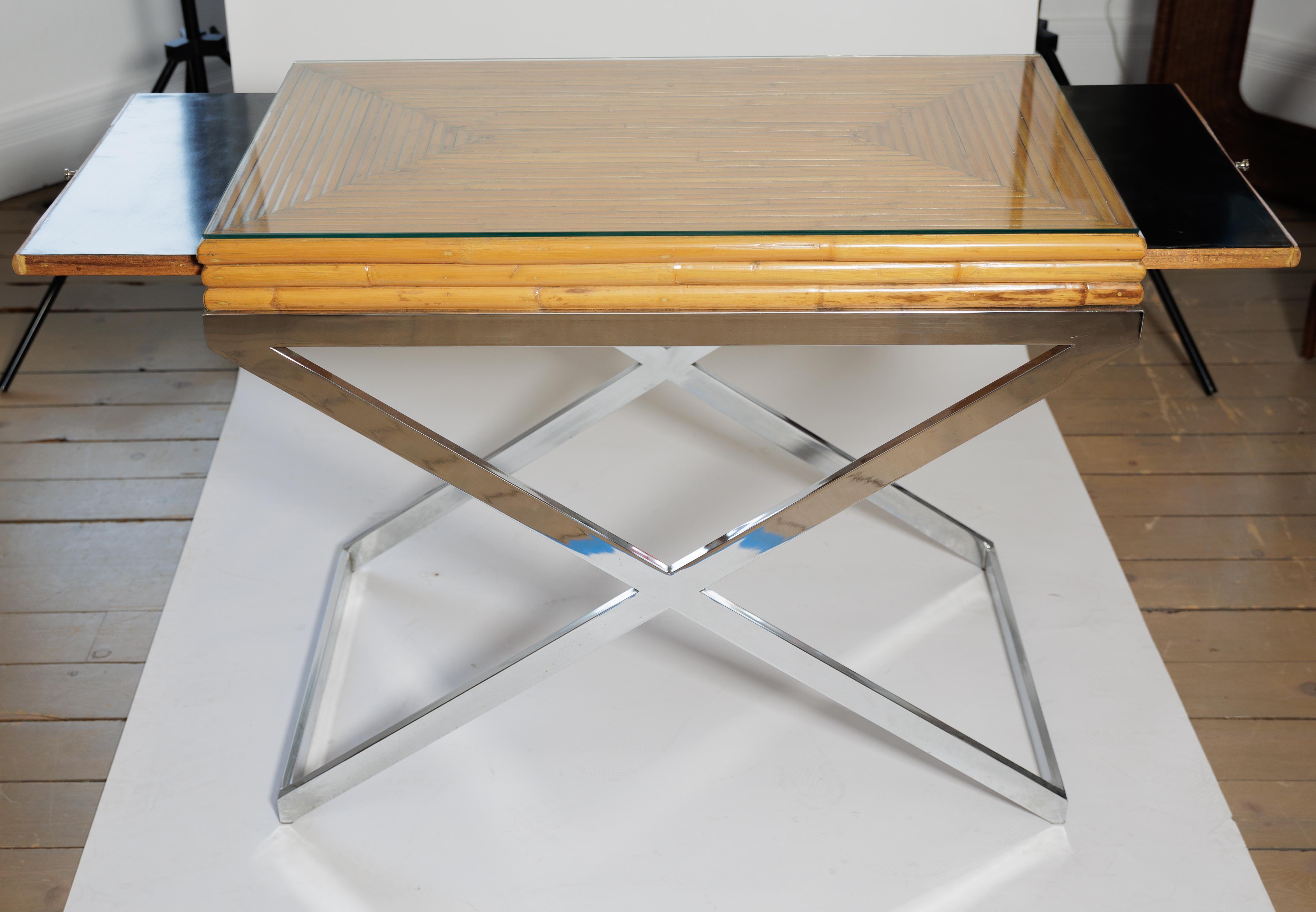 Table en bambou avec base chromée et deux rallonges extensibles (15 po. chacune) avec plateau en verre Bon état - En vente à Bridgehampton, NY