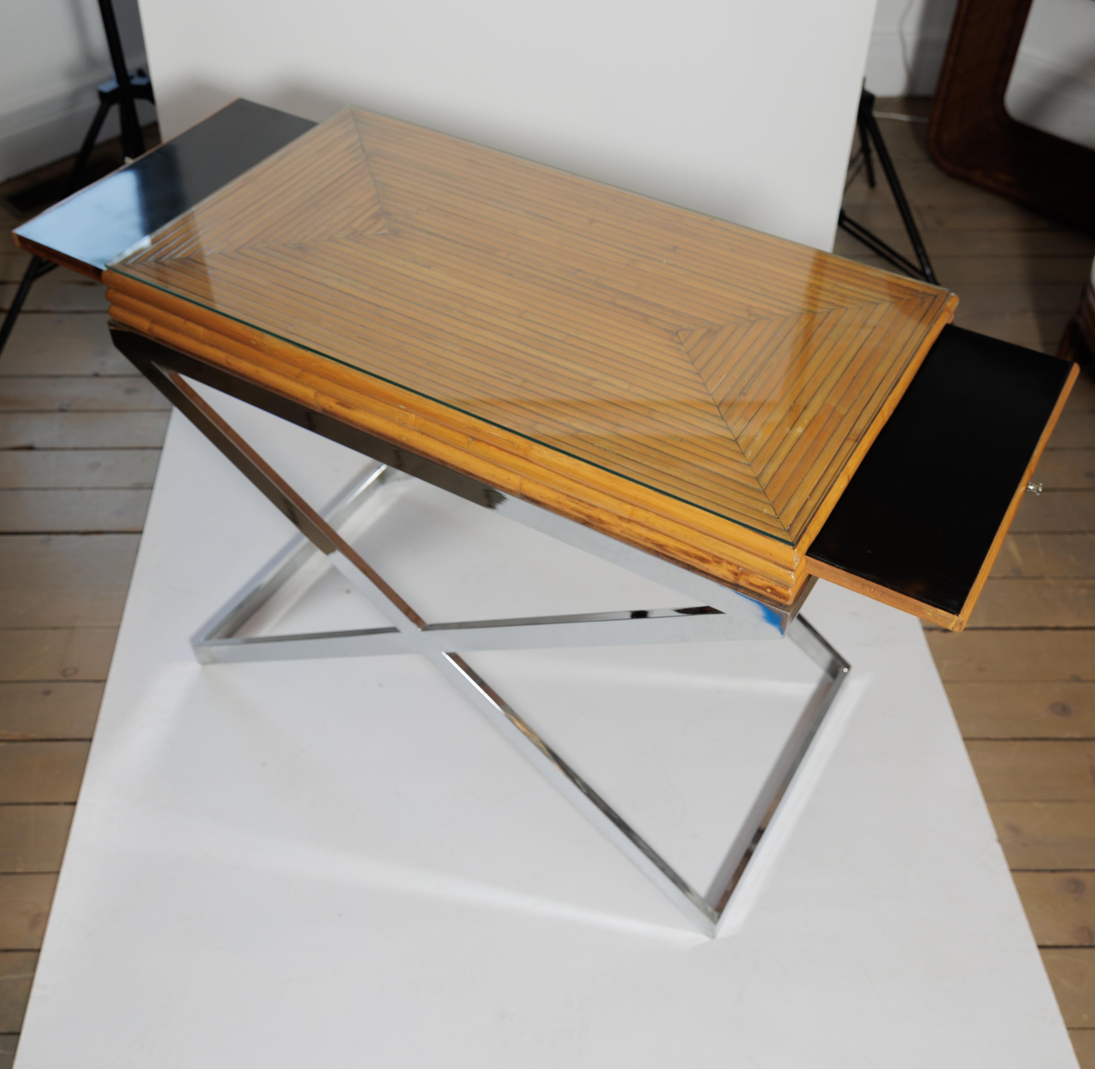 20ième siècle Table en bambou avec base chromée et deux rallonges extensibles (15 po. chacune) avec plateau en verre en vente