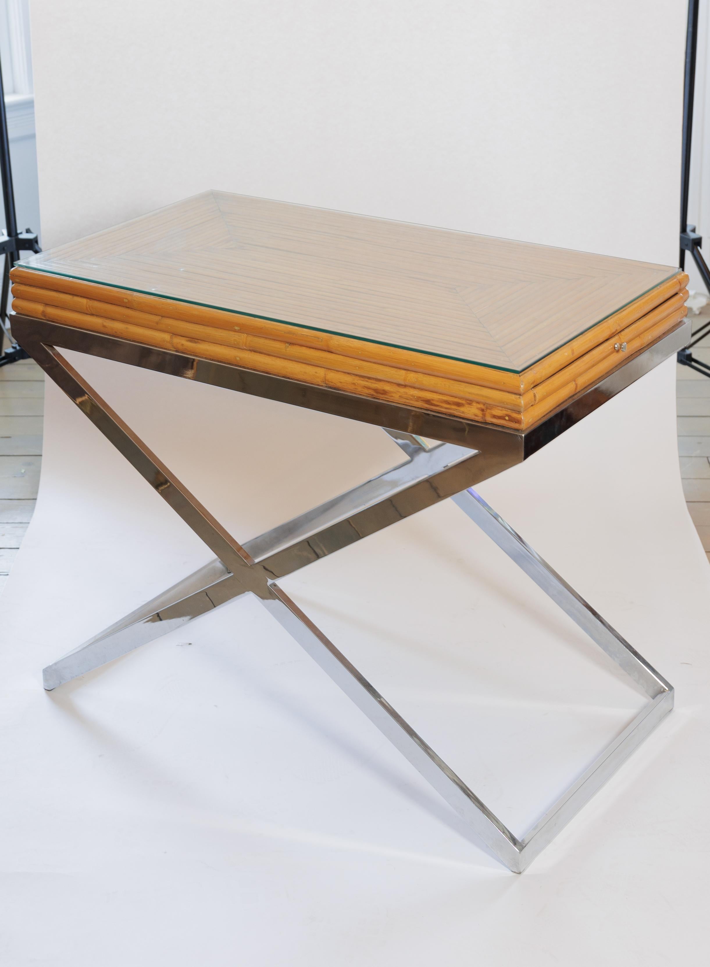 Bambou Table en bambou avec base chromée et deux rallonges extensibles (15 po. chacune) avec plateau en verre en vente