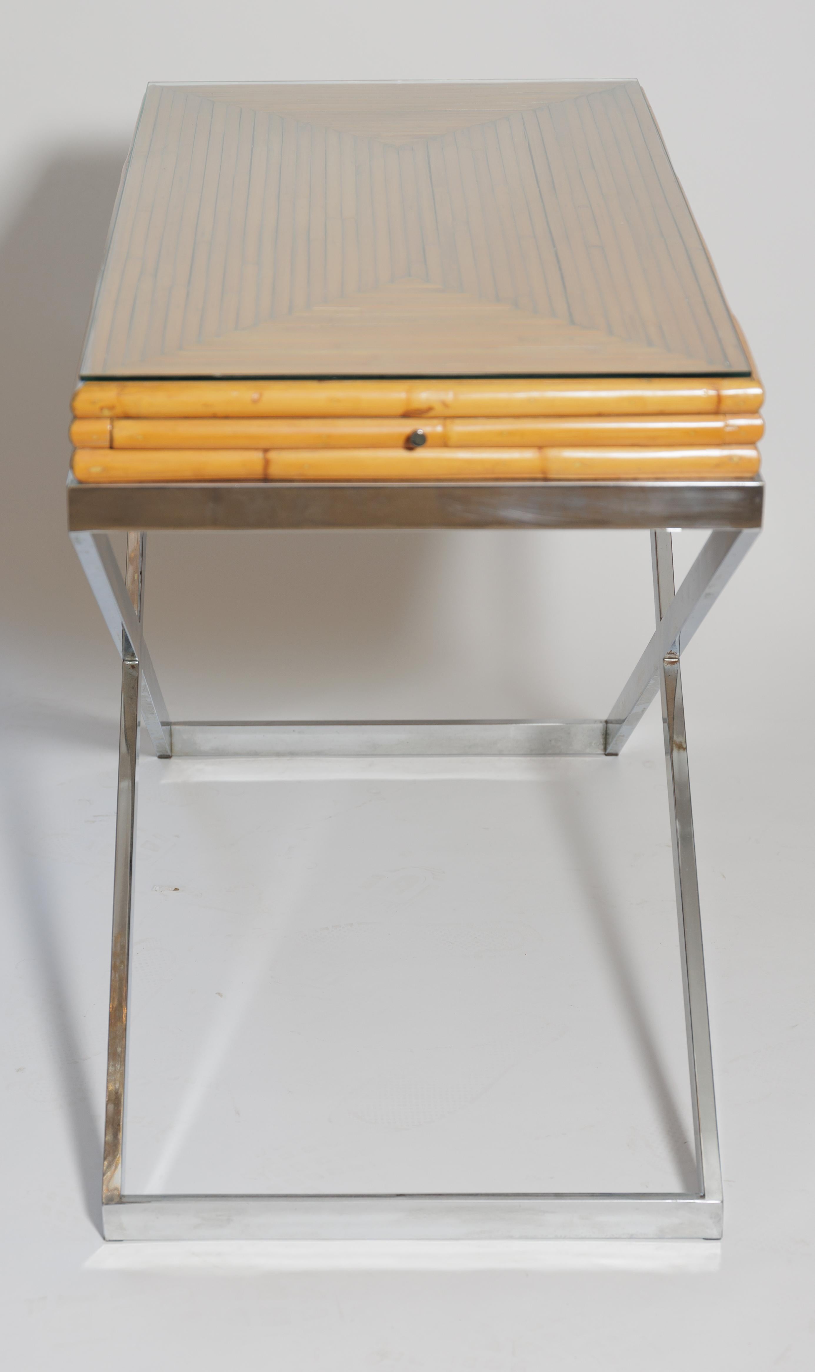 Table en bambou avec base chromée et deux rallonges extensibles (15 po. chacune) avec plateau en verre en vente 1