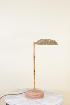 Lampada da tavolo in bambù con base in pelle arrotolata e paralume in conchiglia di abalone naturale