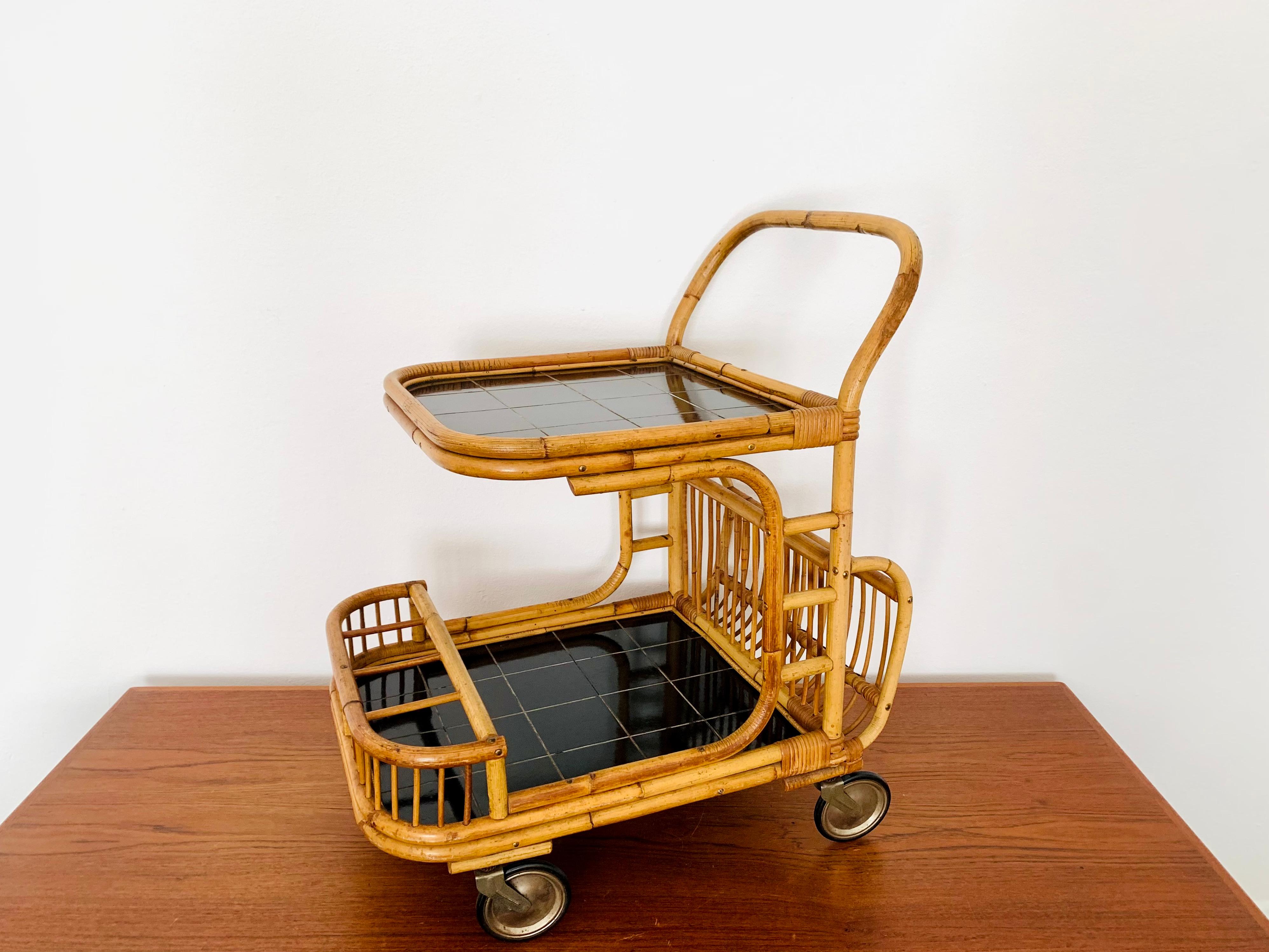 Außergewöhnlich schöner Teewagen oder Barwagen aus den 1950er Jahren.
Wunderschönes Design und stabile, hochwertige Verarbeitung.
Die schwarze Oberfläche in Kacheloptik besteht aus Kunststoff und ist sehr leicht zu reinigen.
Eine Bereicherung für