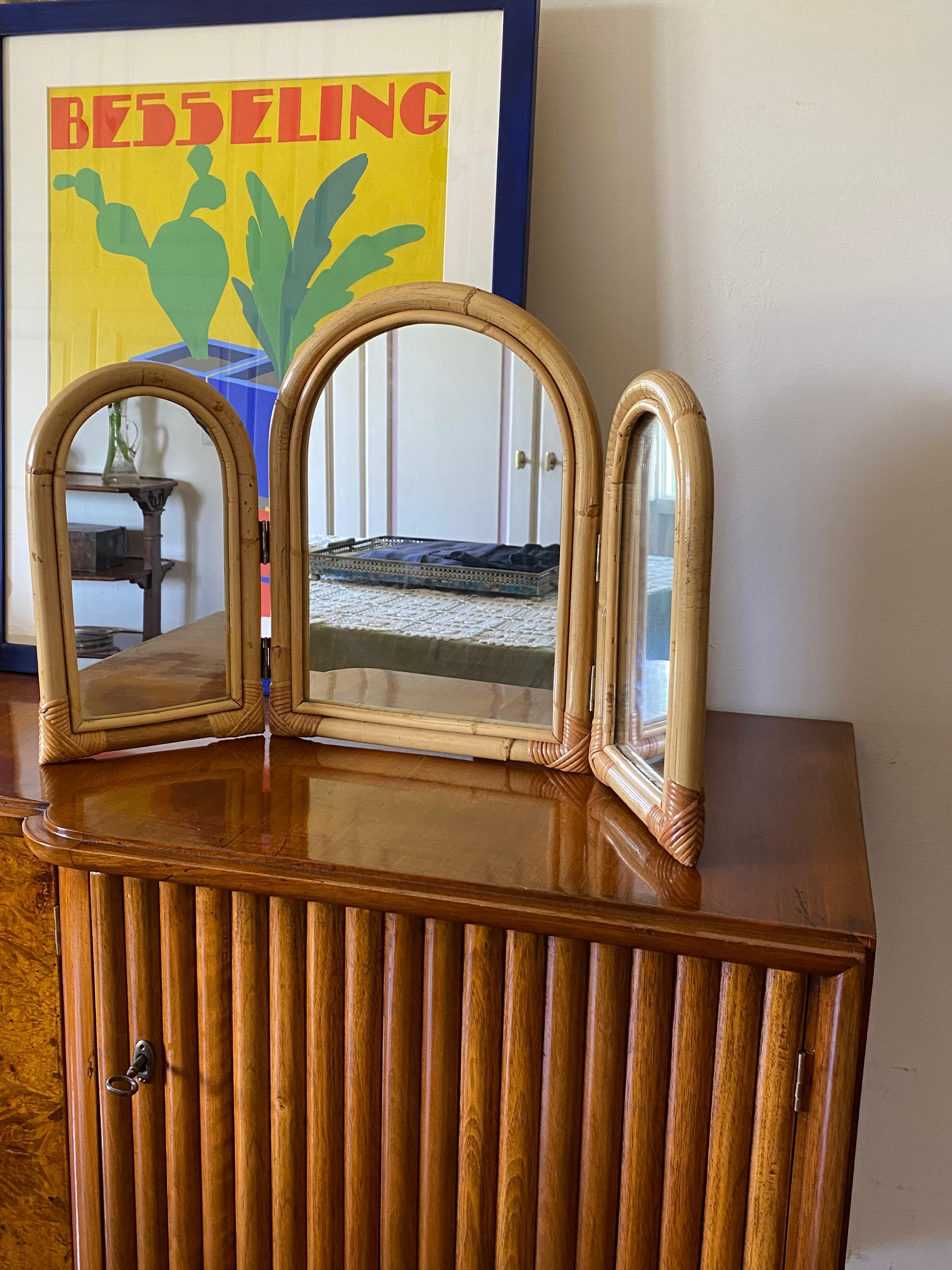 Miroir de table / vanité en bambou à trois volets 

Italie années 1960

H 41 cm x 71 x 6 cm

Condit : très bien, conforme à l'âge et à l'utilisation.