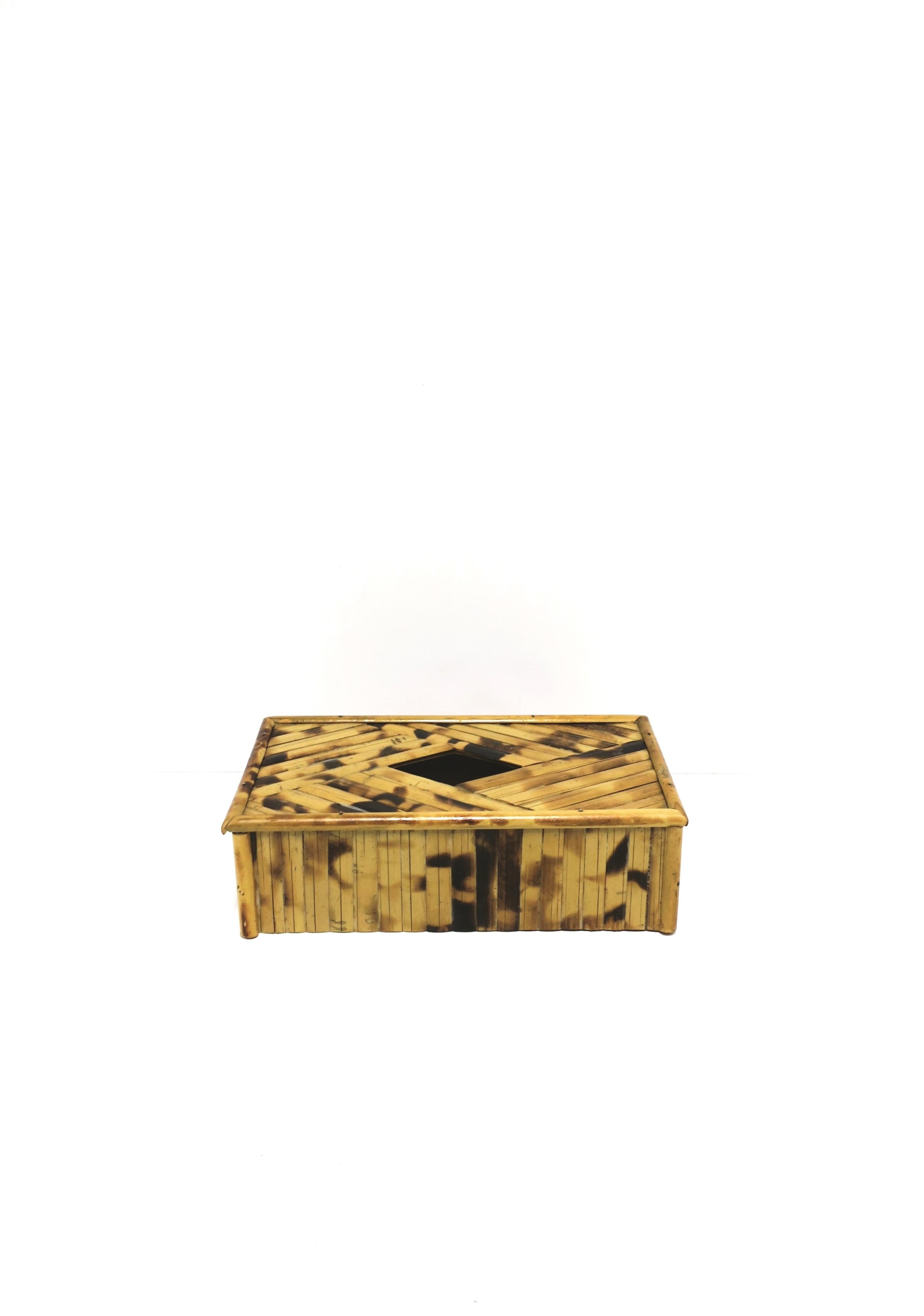 Hülle für eine Taschentuchbox aus Bambusgeflecht, ca. 1970er Jahre. Box ist alle Bambus mit einer schönen Marke Öffnung auf der Oberseite. Abmessungen: 5,5