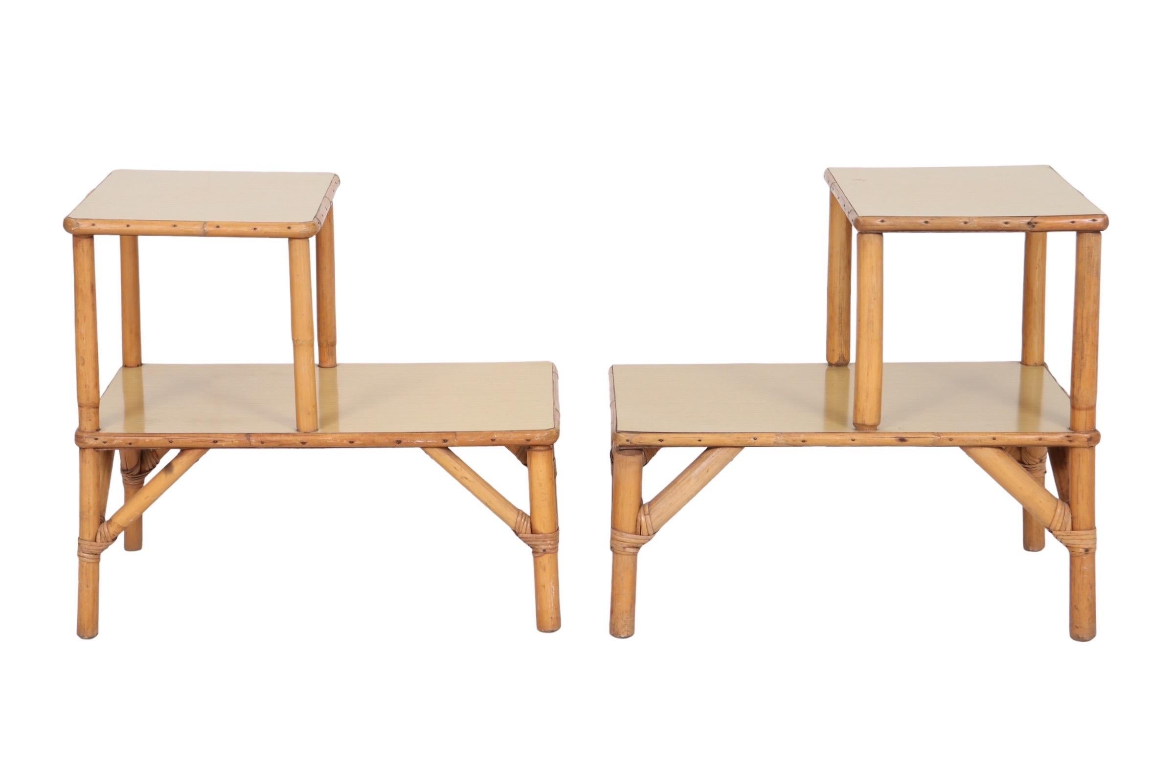 Tables d'appoint à deux niveaux en bambou - une paire Bon état - En vente à Bradenton, FL