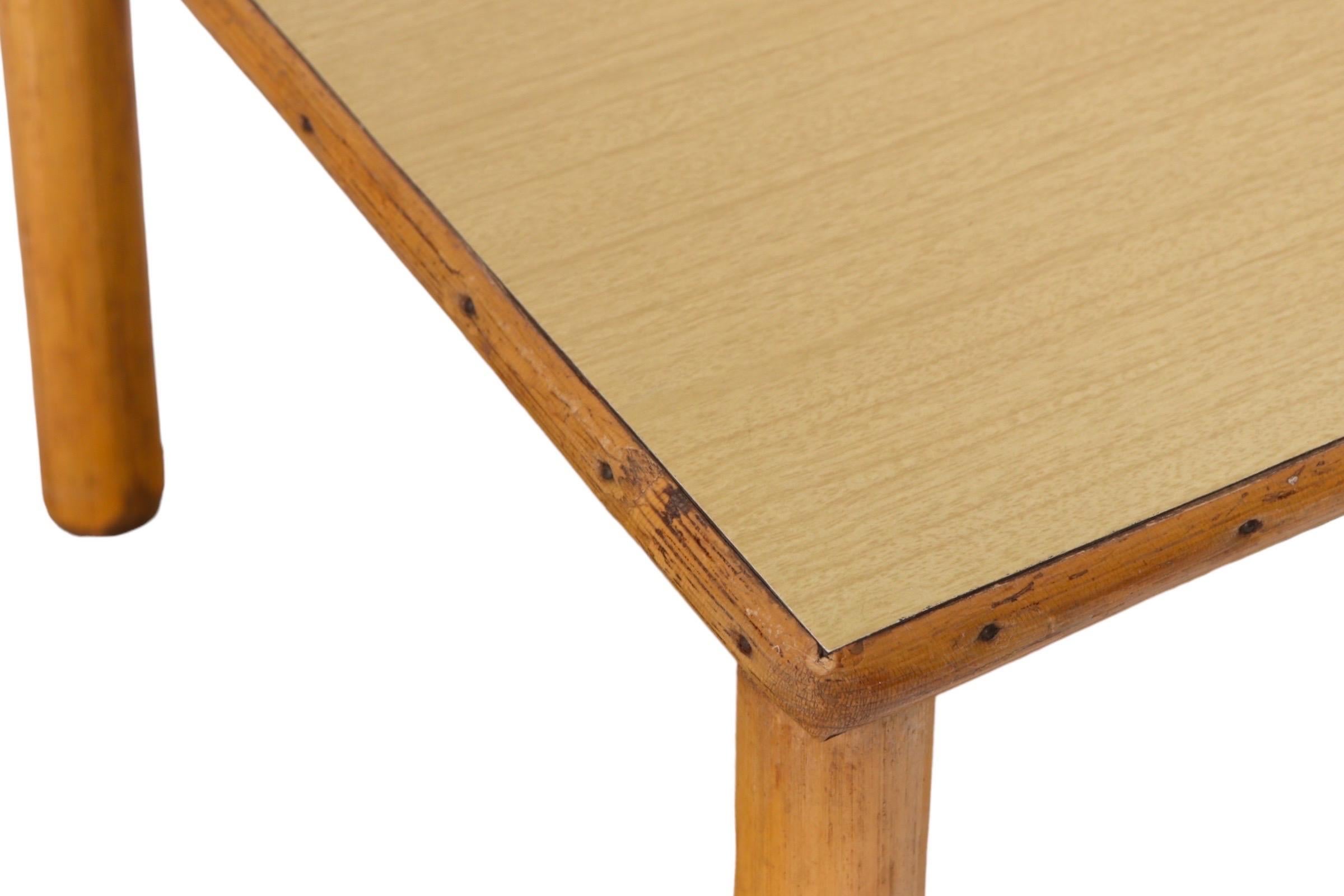 20ième siècle Tables d'appoint à deux niveaux en bambou - une paire en vente