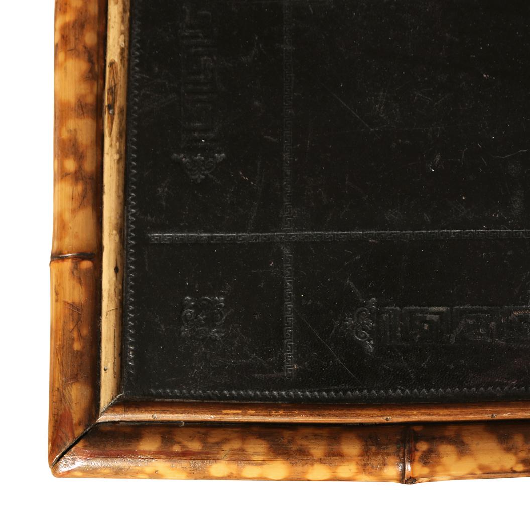 Zweistufiger Tisch aus Bambus mit schwarzer Lederplatte im Zustand „Gut“ im Angebot in New York, NY