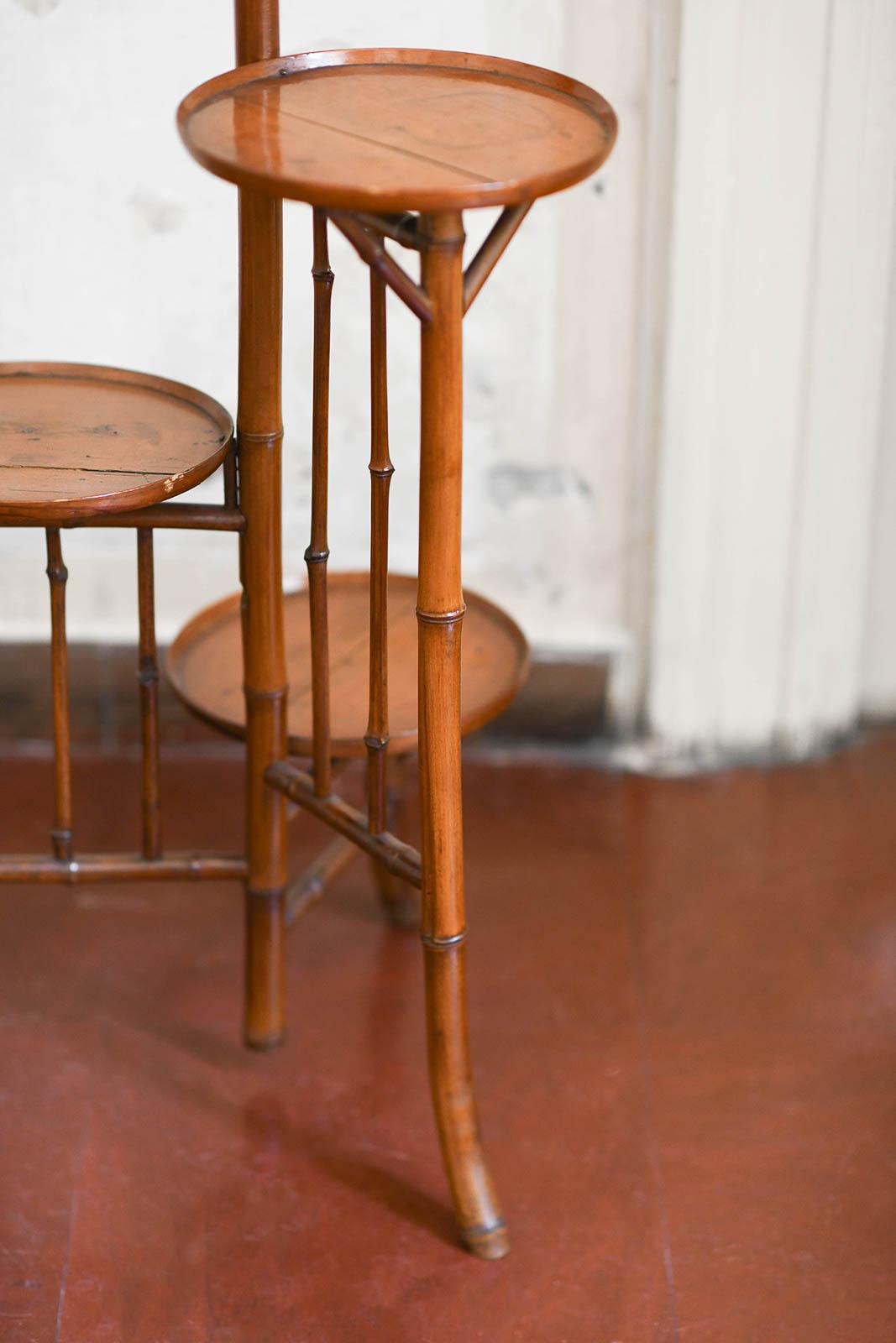 Aparador de bambú con tres estantes, principios del siglo XX Madera en venta
