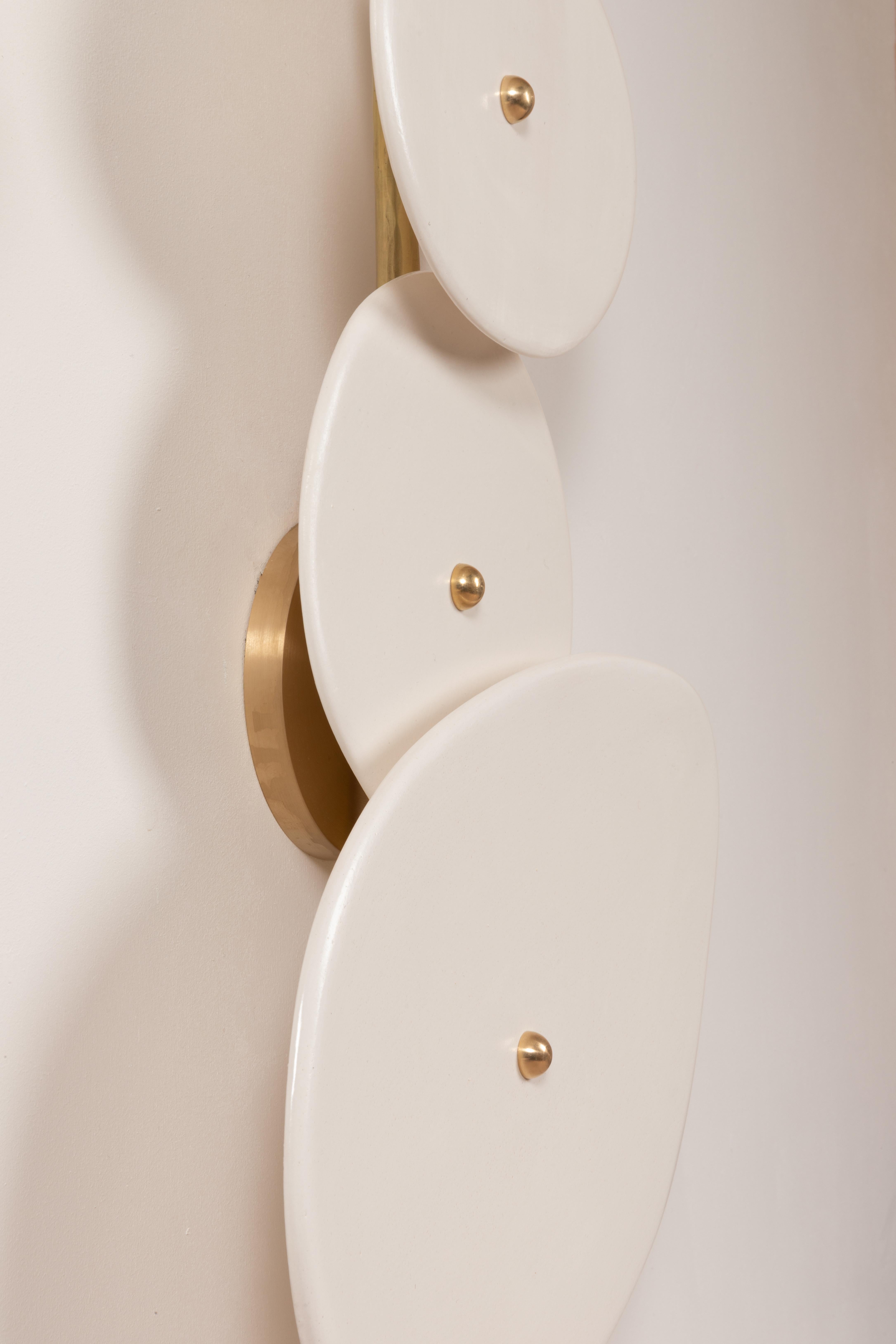Lámpara de pared de cerámica escultórica minimalista en blanco roto con varilla de latón de Elsa Foulon Francés en venta