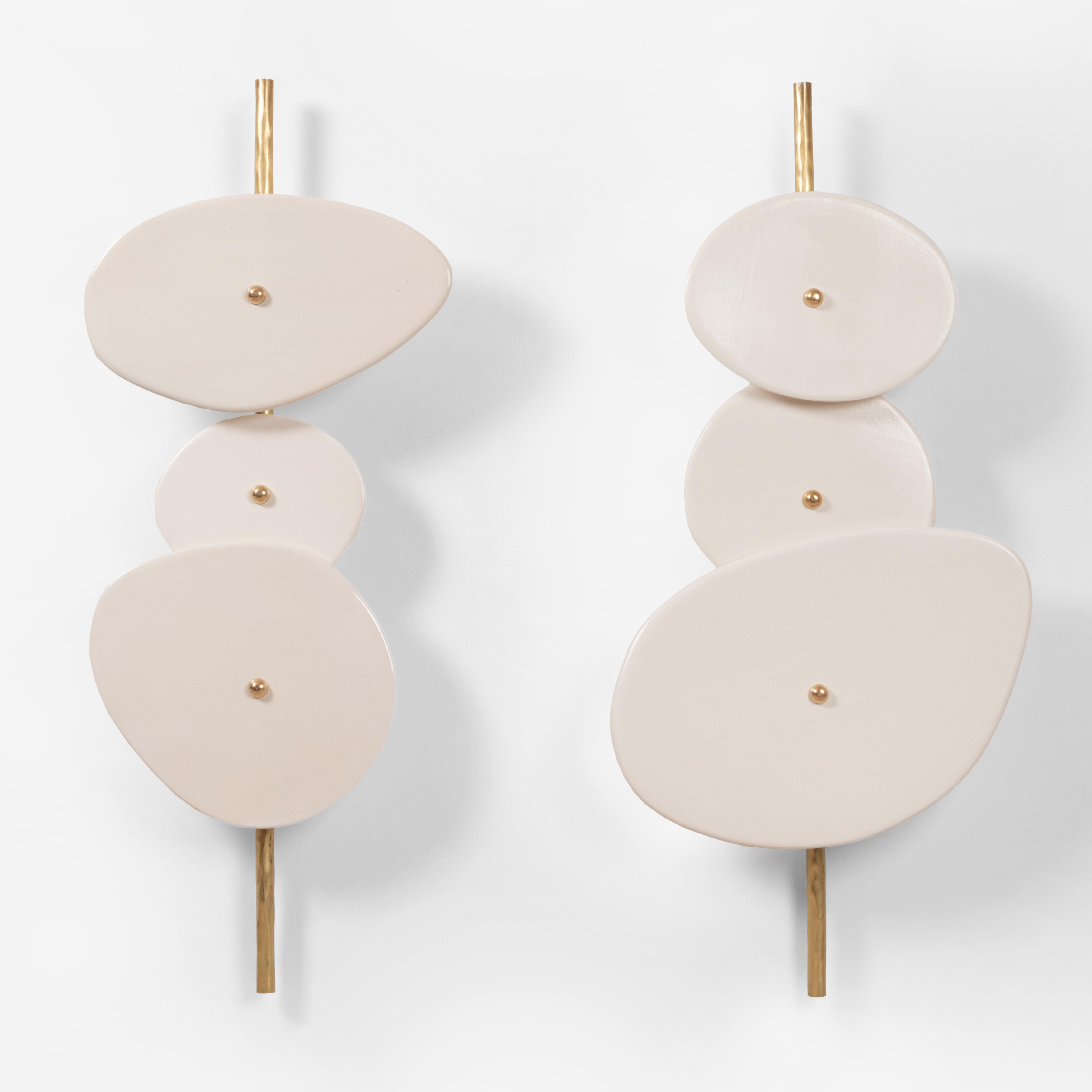 Lámpara de pared de cerámica escultórica minimalista en blanco roto con varilla de latón de Elsa Foulon en venta 2
