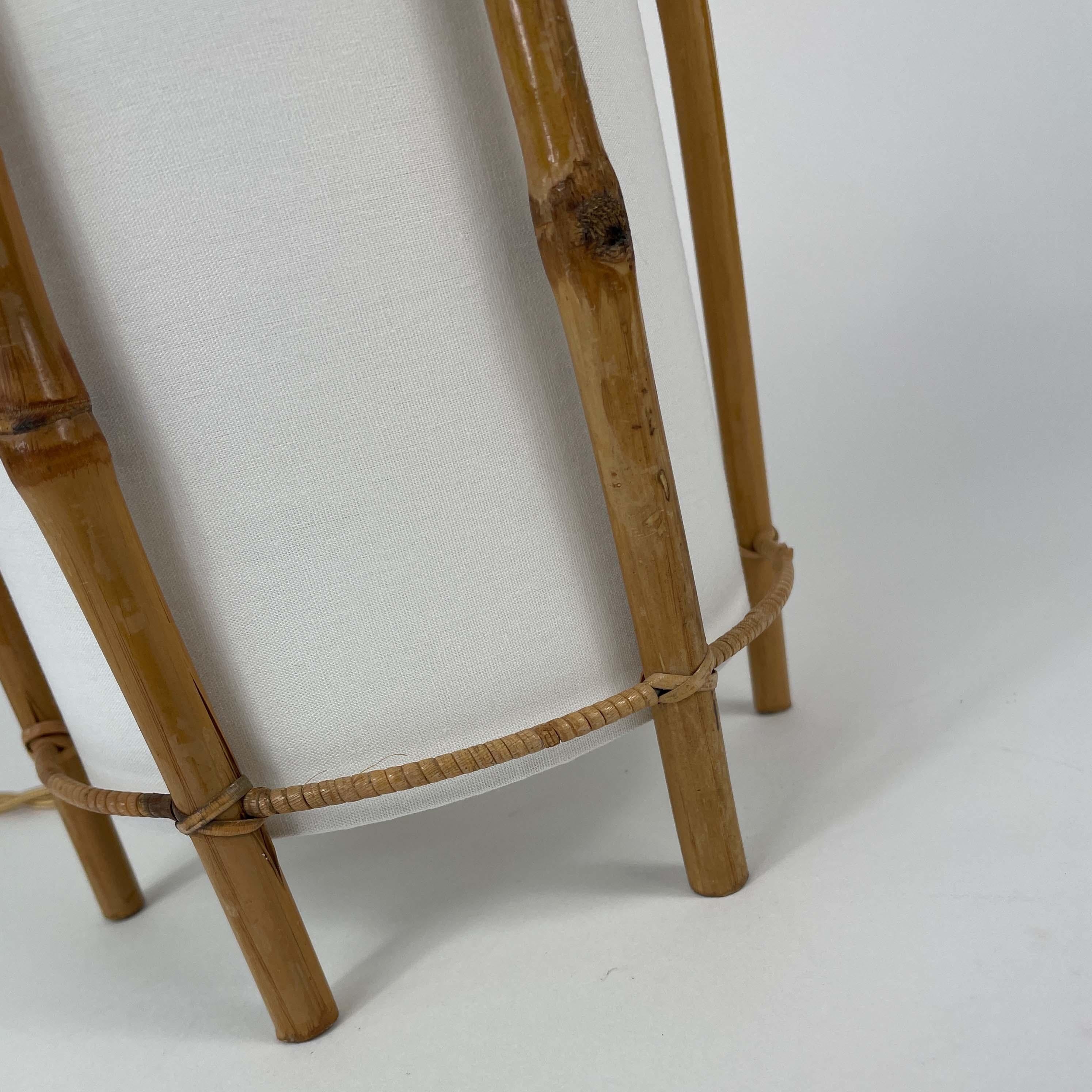 Lámpara de mesa de bambú y lino blanco de Louis Sognot, Francia Años 50 en venta 3