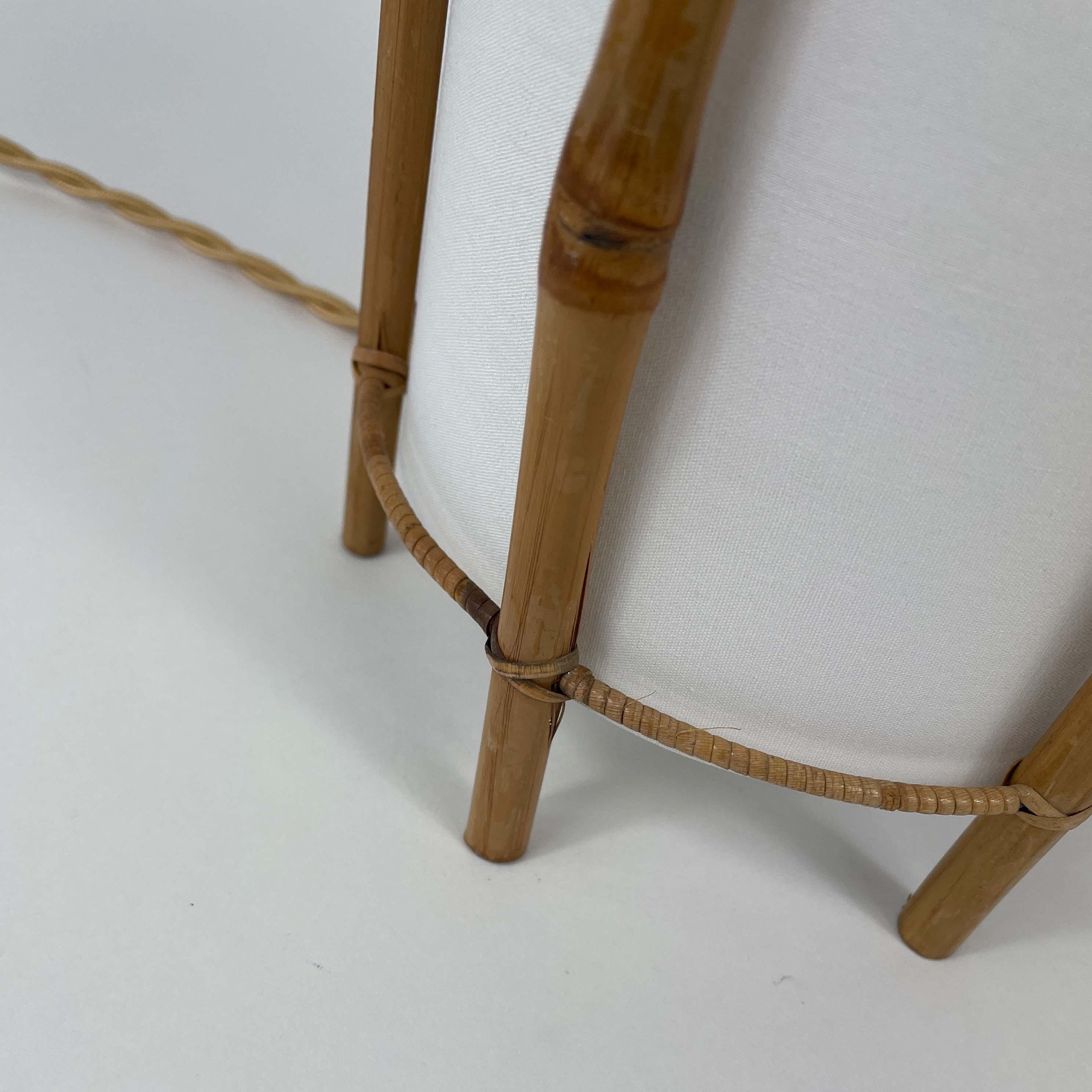 Lámpara de mesa de bambú y lino blanco de Louis Sognot, Francia Años 50 en venta 4