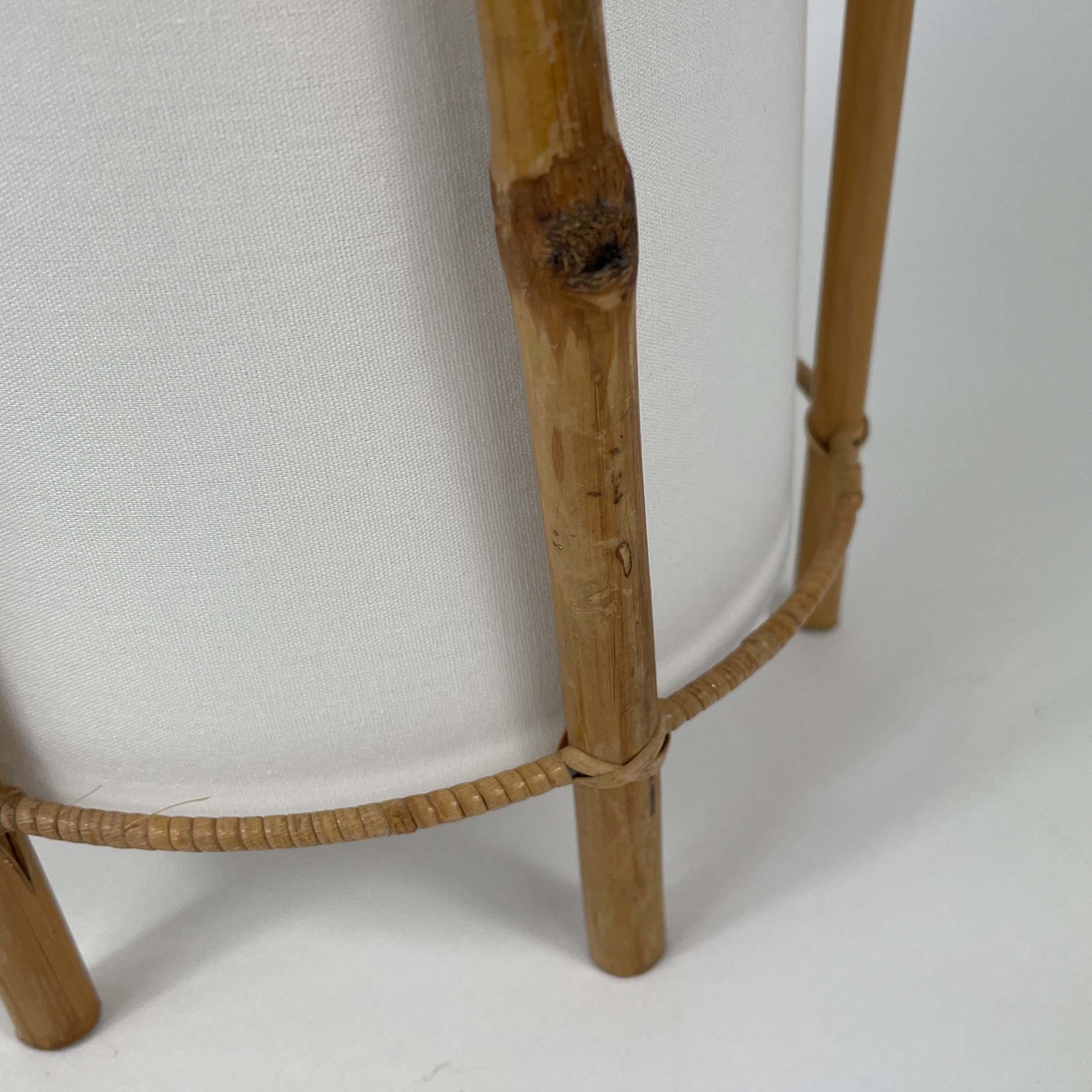 Lámpara de mesa de bambú y lino blanco de Louis Sognot, Francia Años 50 en venta 5
