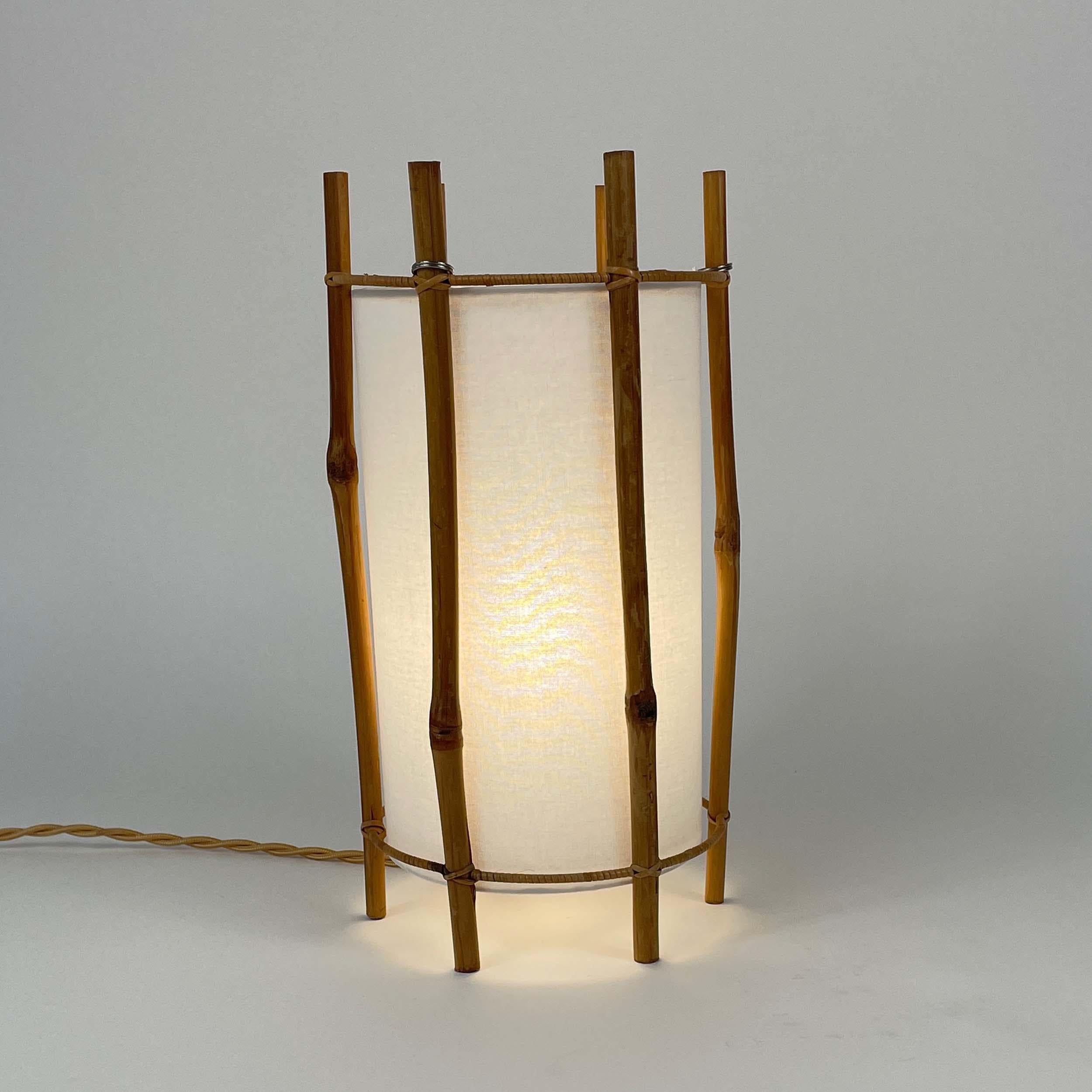 Lámpara de mesa de bambú y lino blanco de Louis Sognot, Francia Años 50 Moderno de mediados de siglo en venta