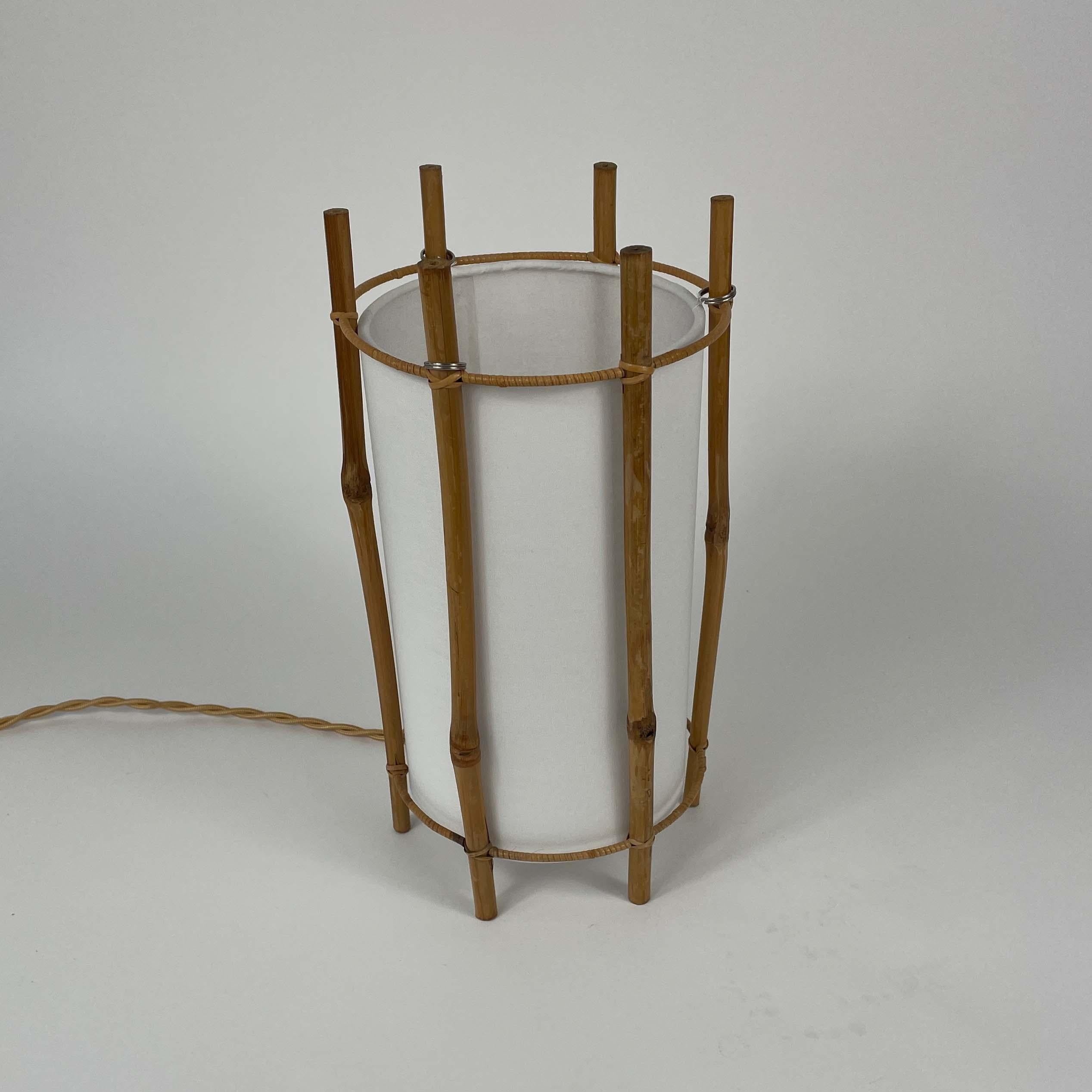 Lámpara de mesa de bambú y lino blanco de Louis Sognot, Francia Años 50 Francés en venta