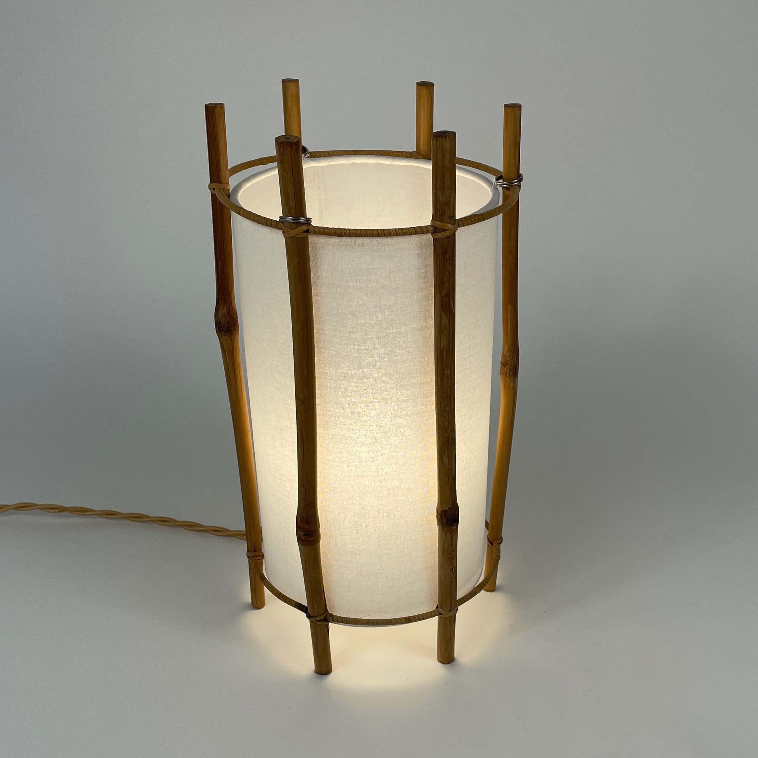Lámpara de mesa de bambú y lino blanco de Louis Sognot, Francia Años 50 en Bueno estado para la venta en NUEMBRECHT, NRW
