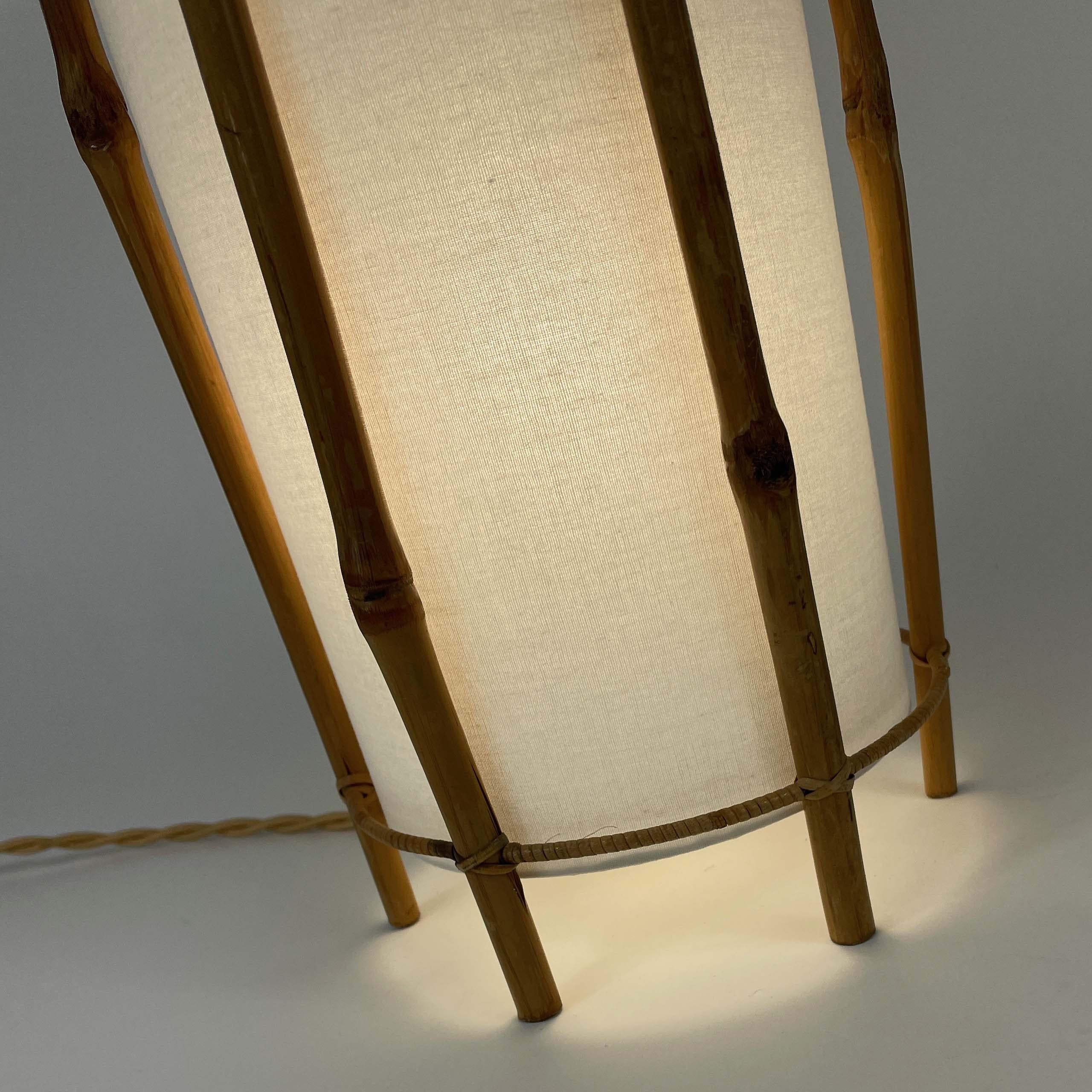 Lámpara de mesa de bambú y lino blanco de Louis Sognot, Francia Años 50 mediados del siglo XX en venta