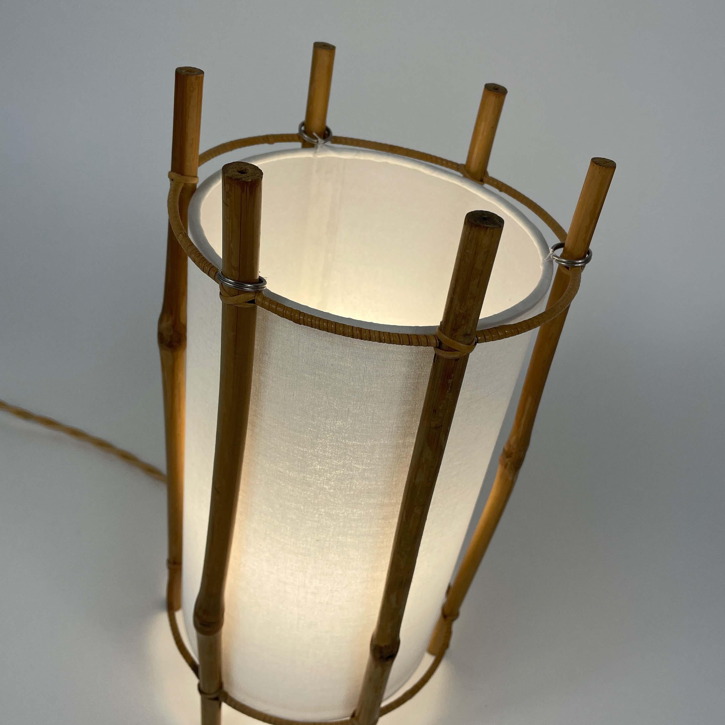 Lámpara de mesa de bambú y lino blanco de Louis Sognot, Francia Años 50 Lino en venta