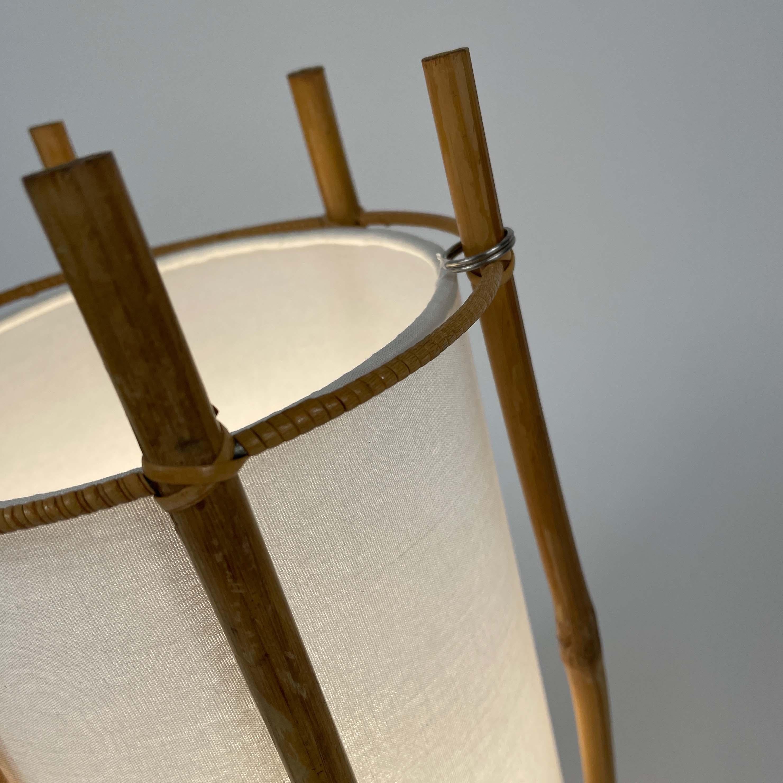 Lámpara de mesa de bambú y lino blanco de Louis Sognot, Francia Años 50 en venta 1