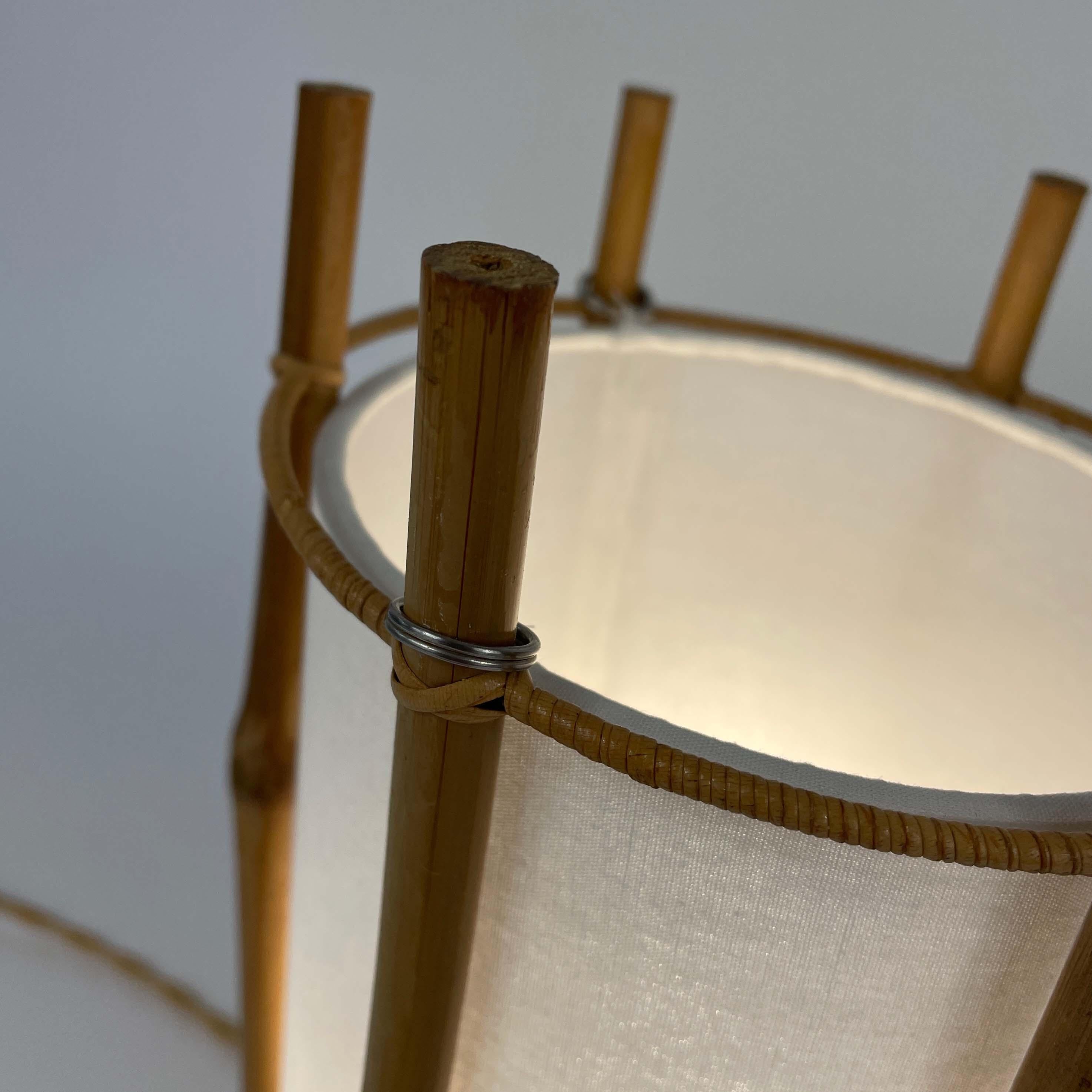 Lámpara de mesa de bambú y lino blanco de Louis Sognot, Francia Años 50 en venta 2