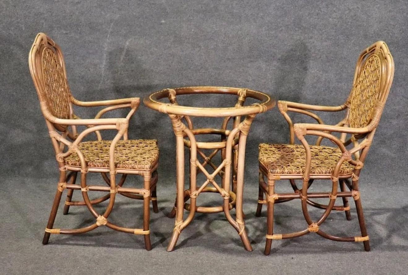 Magnifique ensemble bistrot avec structure en bambou et osier merveilleusement tressé.
Les chaises mesurent 30 3/4
