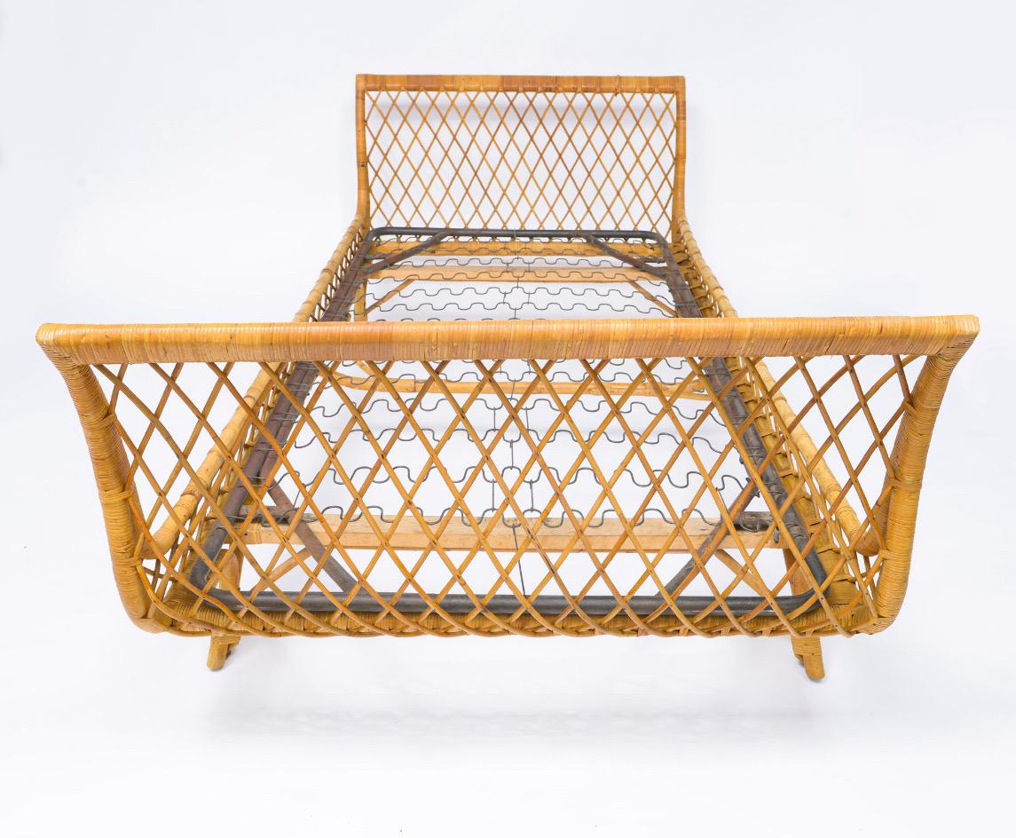 Bamboo Wicker French Mid Century Pair of Beds/Daybeds In Good Condition For Sale In New York, NY
