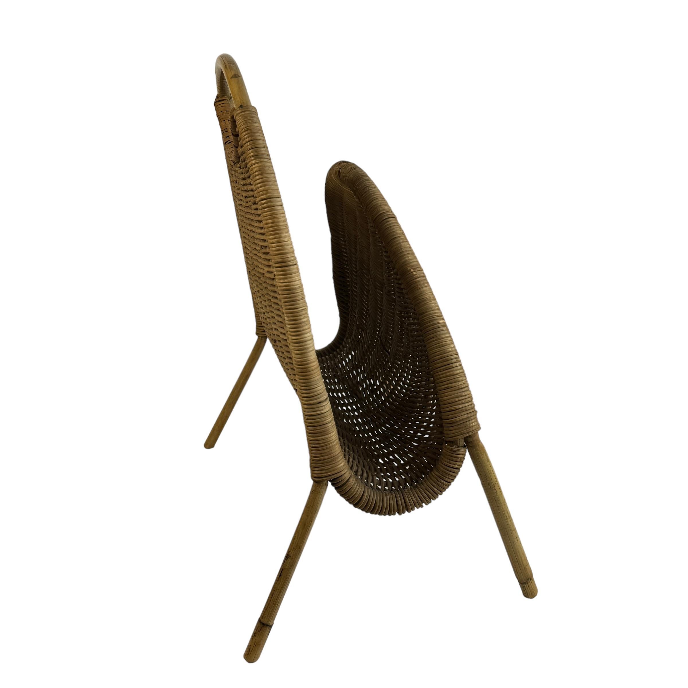 Bellissimo portariviste della metà degli anni '60, realizzato in Italia. Un portariviste vintage acquistato a Norimberga, in Germania.
Ha una bella forma con curve morbide, come un ovale piegato a U. La parte anteriore è finemente intrecciata verso