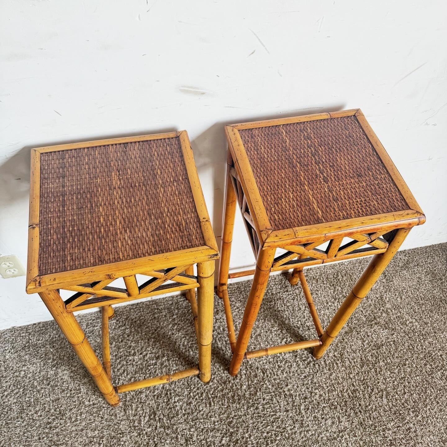 Bamboo Wicker Pedestal Beistelltische - ein Paar (Unbekannt) im Angebot