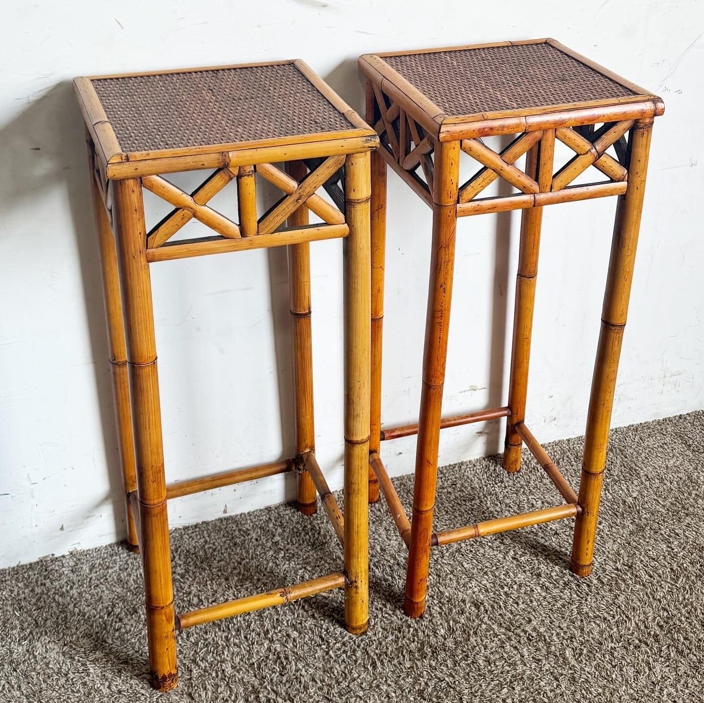 Bamboo Wicker Pedestal Beistelltische - ein Paar im Zustand „Gut“ im Angebot in Delray Beach, FL